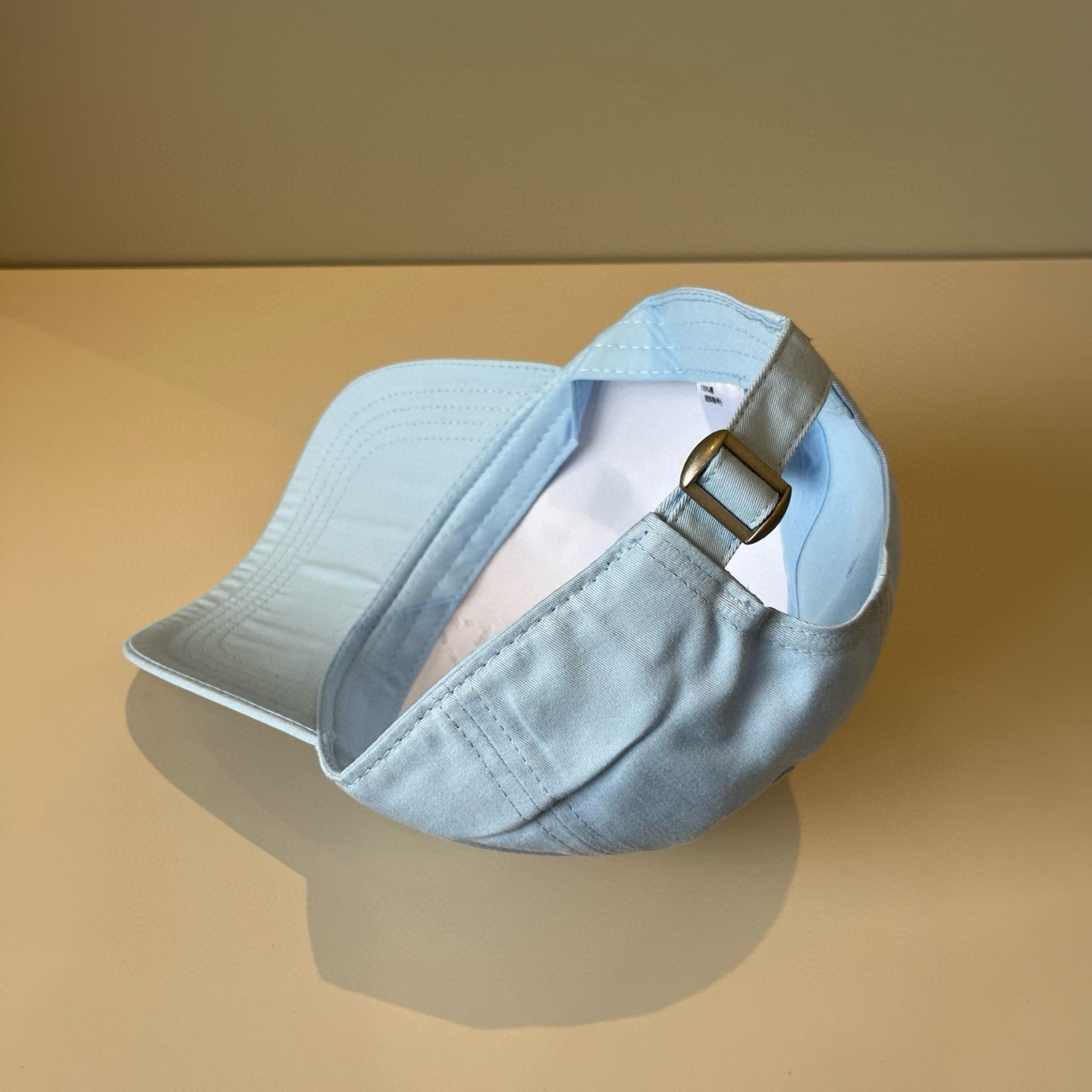 
潮牌🧢官网新品，棒球帽，原单品质火爆来袭 。🎩 工艺非常精美 高档大气上档次！低调奢华，方便携带！跑量