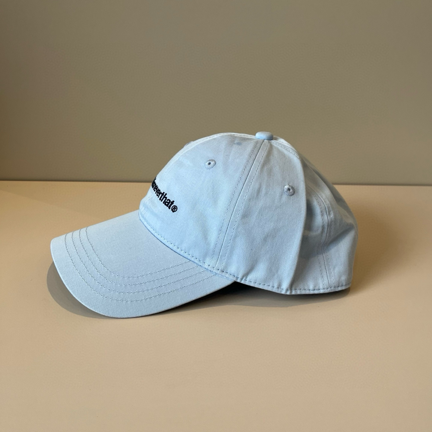 
潮牌🧢官网新品，棒球帽，原单品质火爆来袭 。🎩 工艺非常精美 高档大气上档次！低调奢华，方便携带！跑量