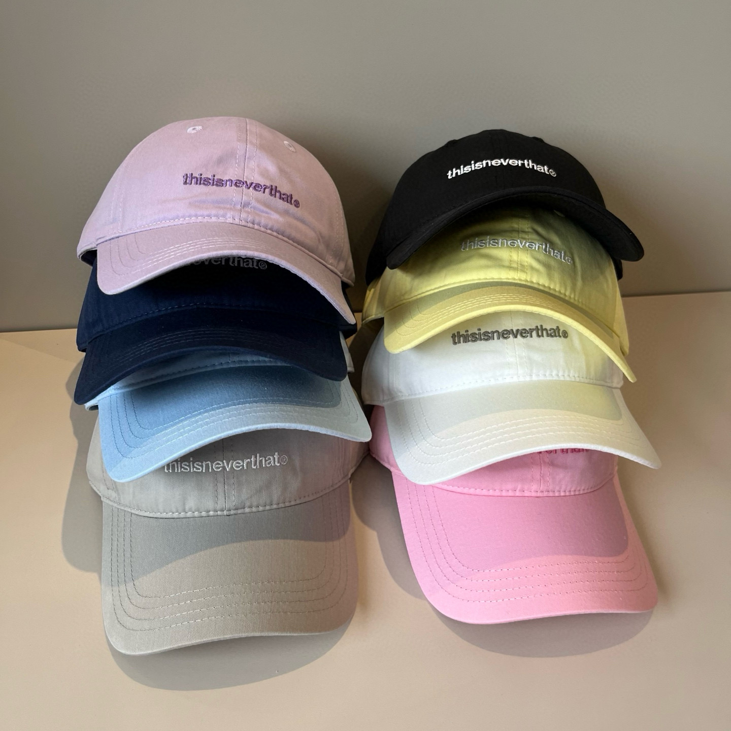 
潮牌🧢官网新品，棒球帽，原单品质火爆来袭 。🎩 工艺非常精美 高档大气上档次！低调奢华，方便携带！跑量