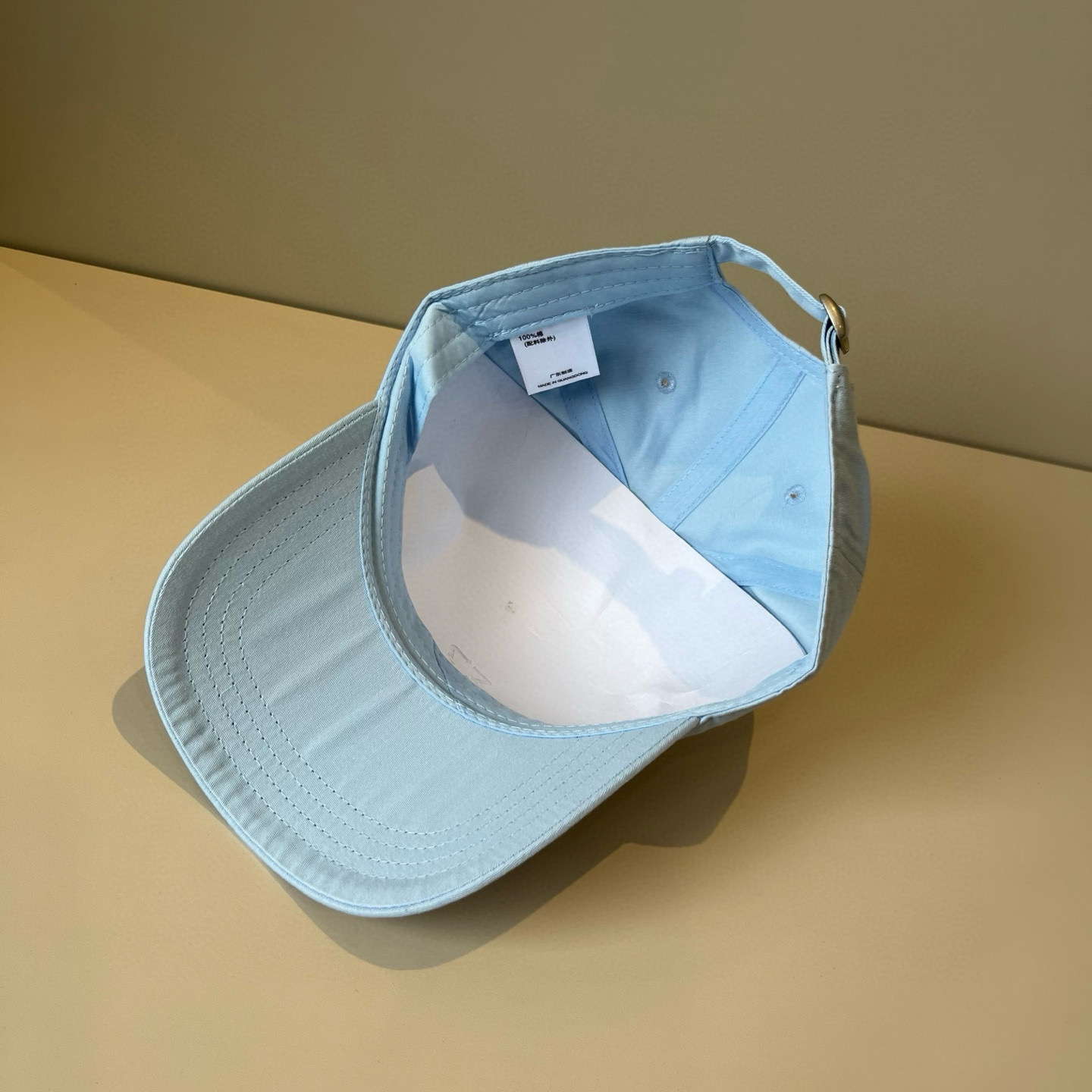 
潮牌🧢官网新品，棒球帽，原单品质火爆来袭 。🎩 工艺非常精美 高档大气上档次！低调奢华，方便携带！跑量