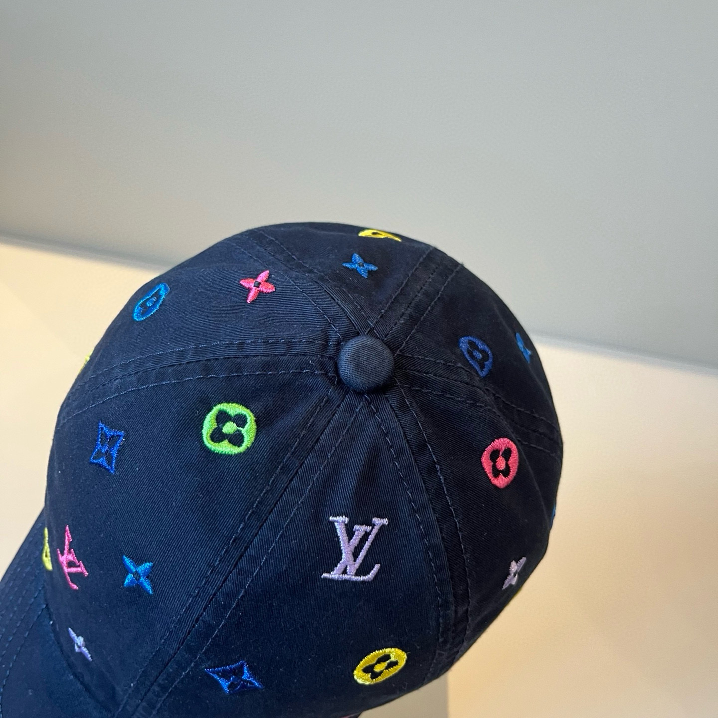 🧢路易威登棒球帽 LouisVuitton😍新款LV棒球帽，重工打造♥️高端大气，百搭款🤗男女通用！跑量