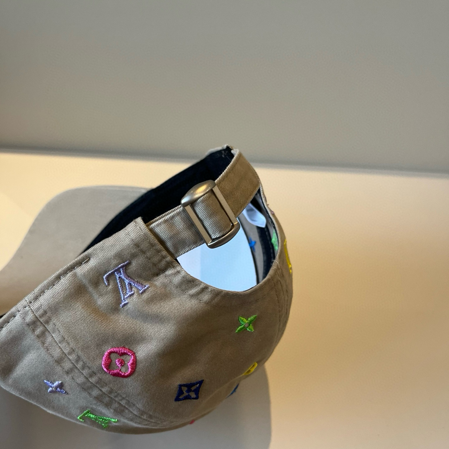 🧢路易威登棒球帽 LouisVuitton😍新款LV棒球帽，重工打造♥️高端大气，百搭款🤗男女通用！跑量