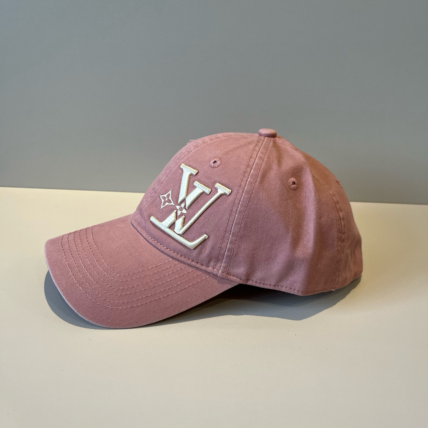 🧢路易威登棒球帽 LouisVuitton😍新款LV棒球帽，重工打造♥️高端大气，百搭款🤗男女通用！跑量