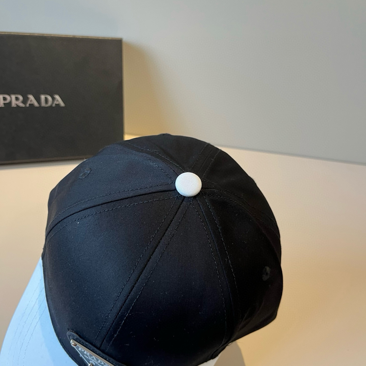 
普拉达 PRADA 新品经典棒球帽 代购版本！时尚潮流，高端做工！非一般的品质，细节看实拍哦