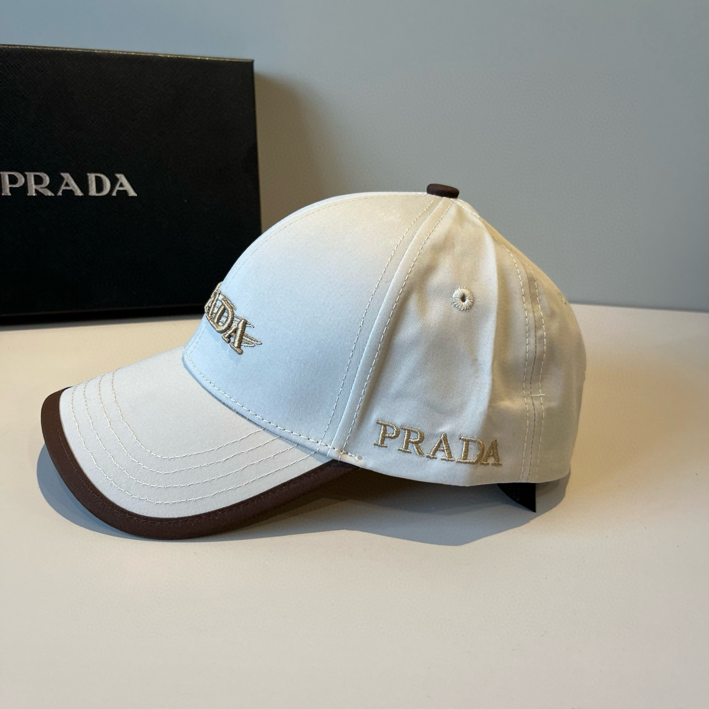 
普拉达 PRADA 新品经典棒球帽 代购版本！时尚潮流，高端做工！非一般的品质，细节看实拍哦