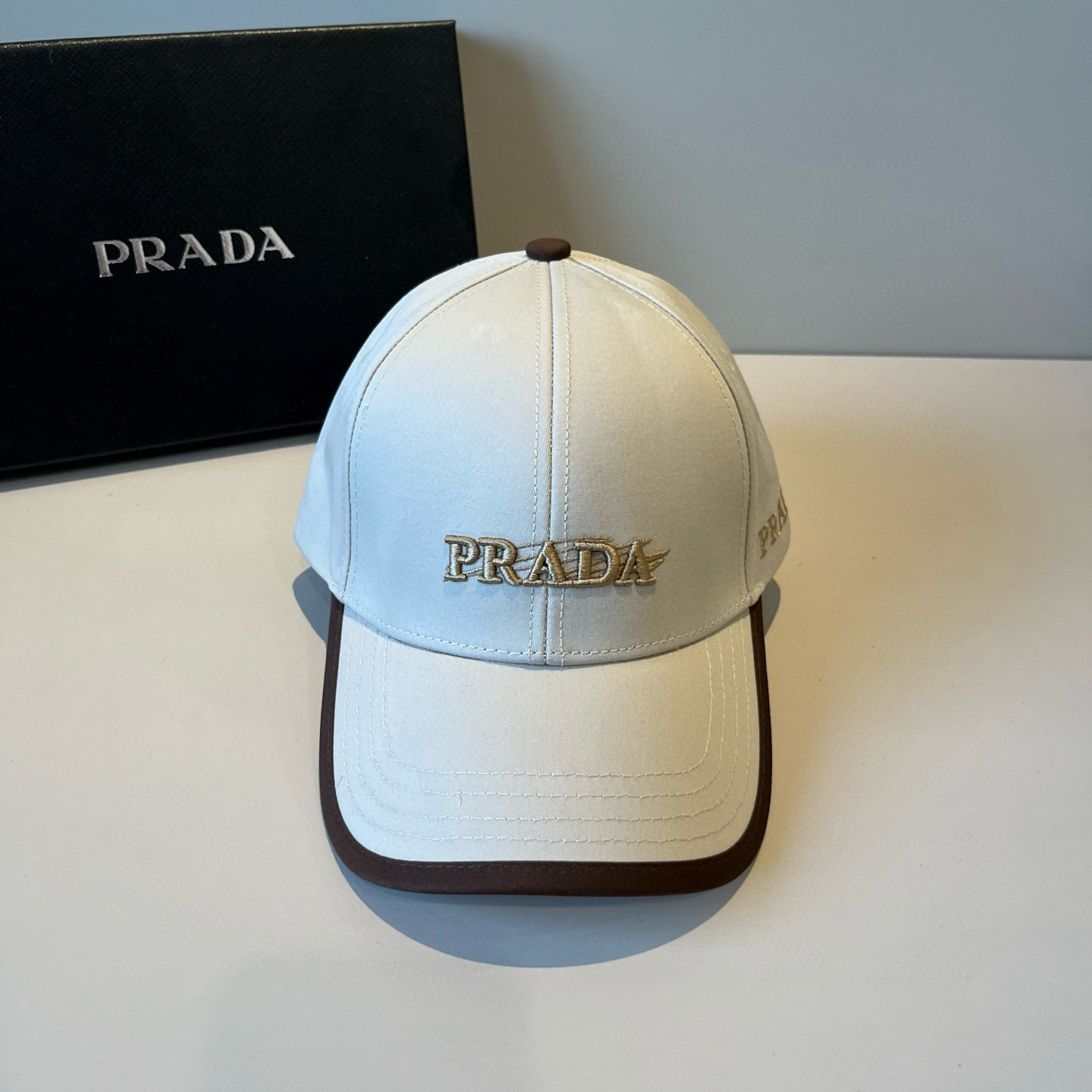 
普拉达 PRADA 新品经典棒球帽 代购版本！时尚潮流，高端做工！非一般的品质，细节看实拍哦