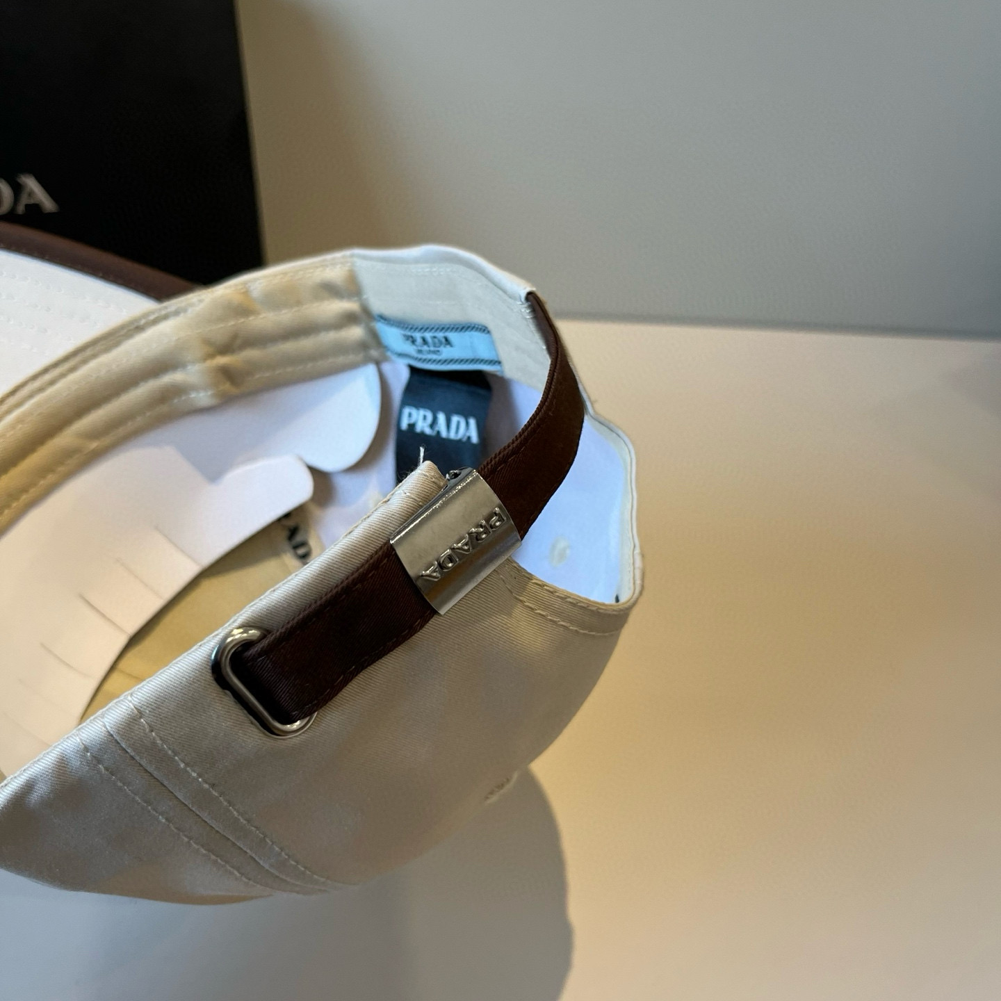 
普拉达 PRADA 新品经典棒球帽 代购版本！时尚潮流，高端做工！非一般的品质，细节看实拍哦