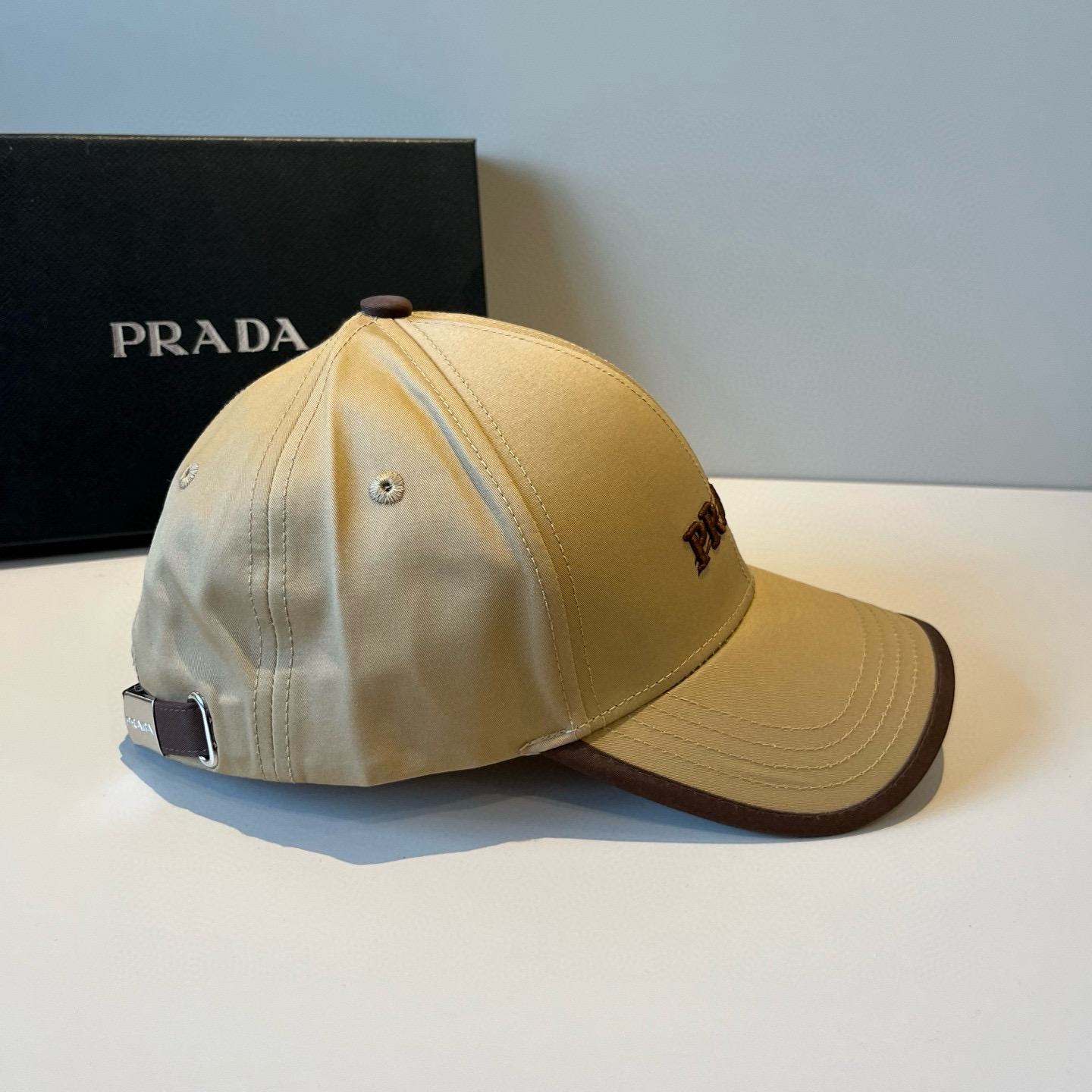 
普拉达 PRADA 新品经典棒球帽 代购版本！时尚潮流，高端做工！非一般的品质，细节看实拍哦