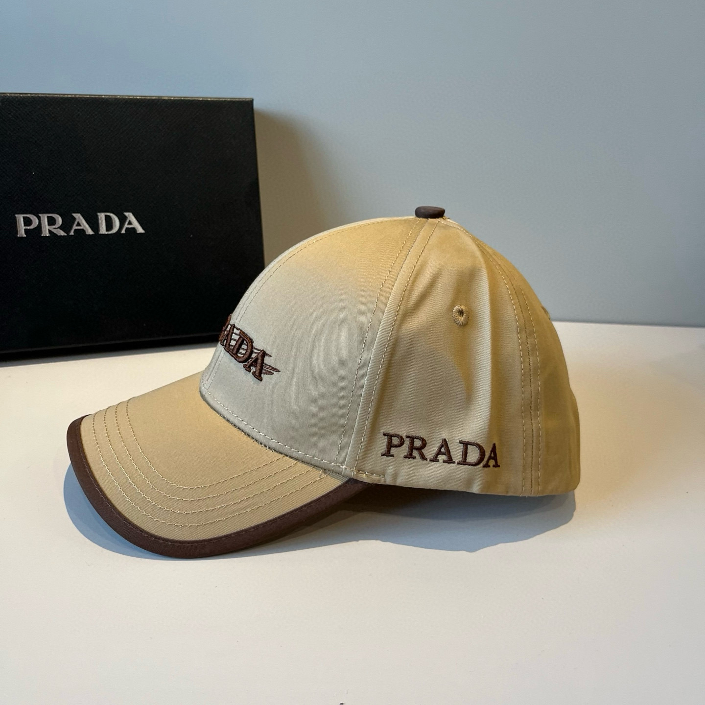 
普拉达 PRADA 新品经典棒球帽 代购版本！时尚潮流，高端做工！非一般的品质，细节看实拍哦
