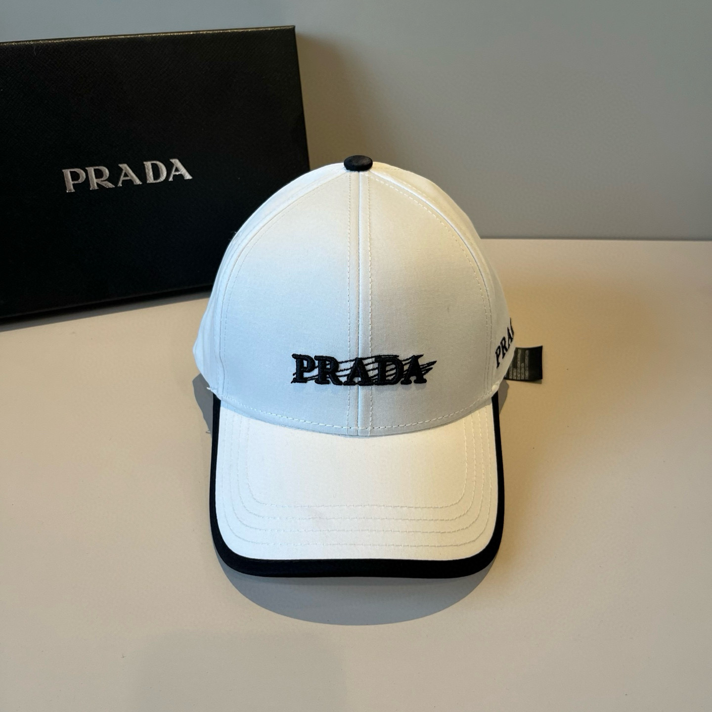 
普拉达 PRADA 新品经典棒球帽 代购版本！时尚潮流，高端做工！非一般的品质，细节看实拍哦