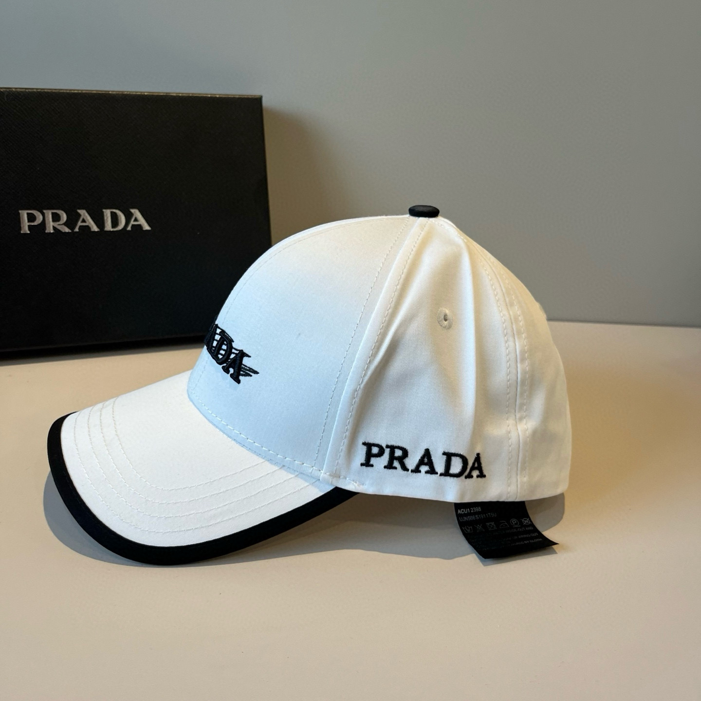 
普拉达 PRADA 新品经典棒球帽 代购版本！时尚潮流，高端做工！非一般的品质，细节看实拍哦