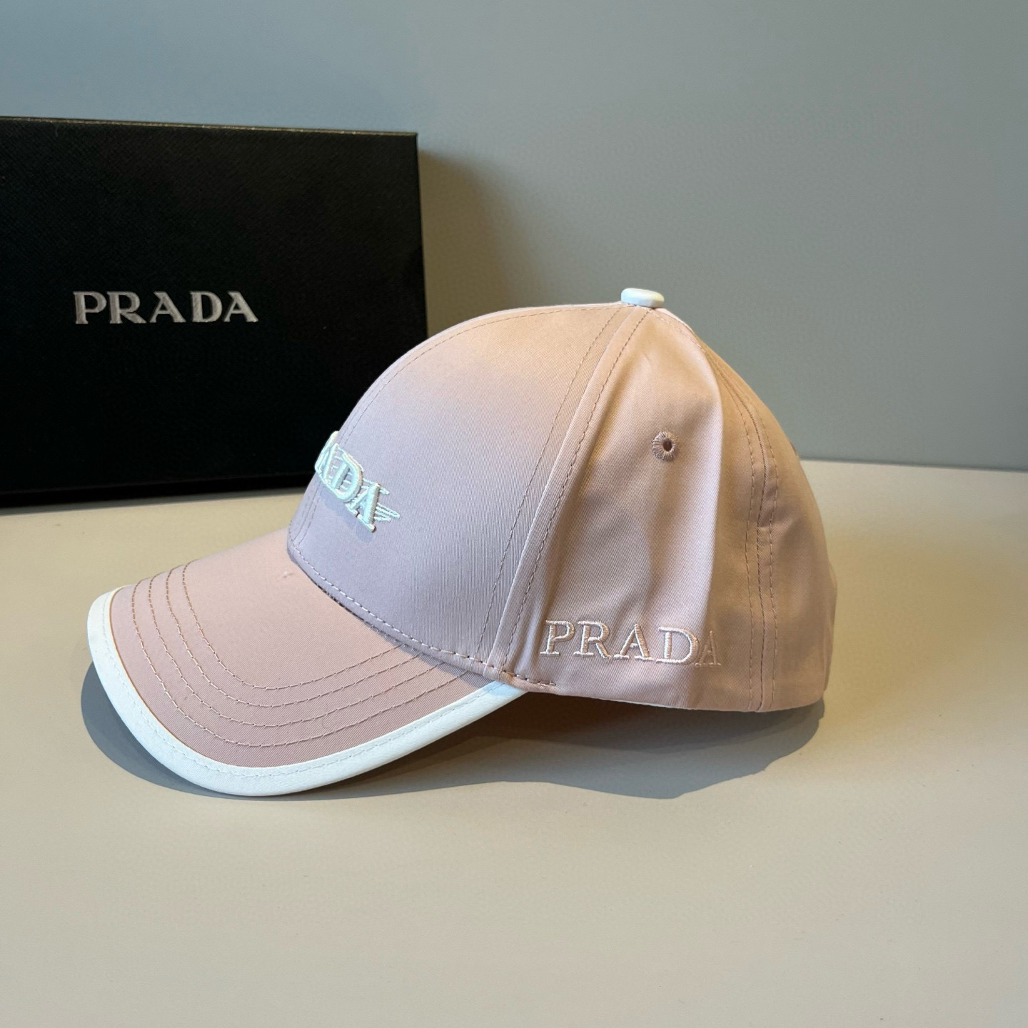 
普拉达 PRADA 新品经典棒球帽 代购版本！时尚潮流，高端做工！非一般的品质，细节看实拍哦