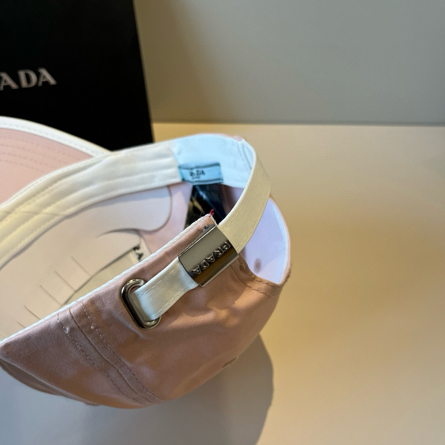 
普拉达 PRADA 新品经典棒球帽 代购版本！时尚潮流，高端做工！非一般的品质，细节看实拍哦