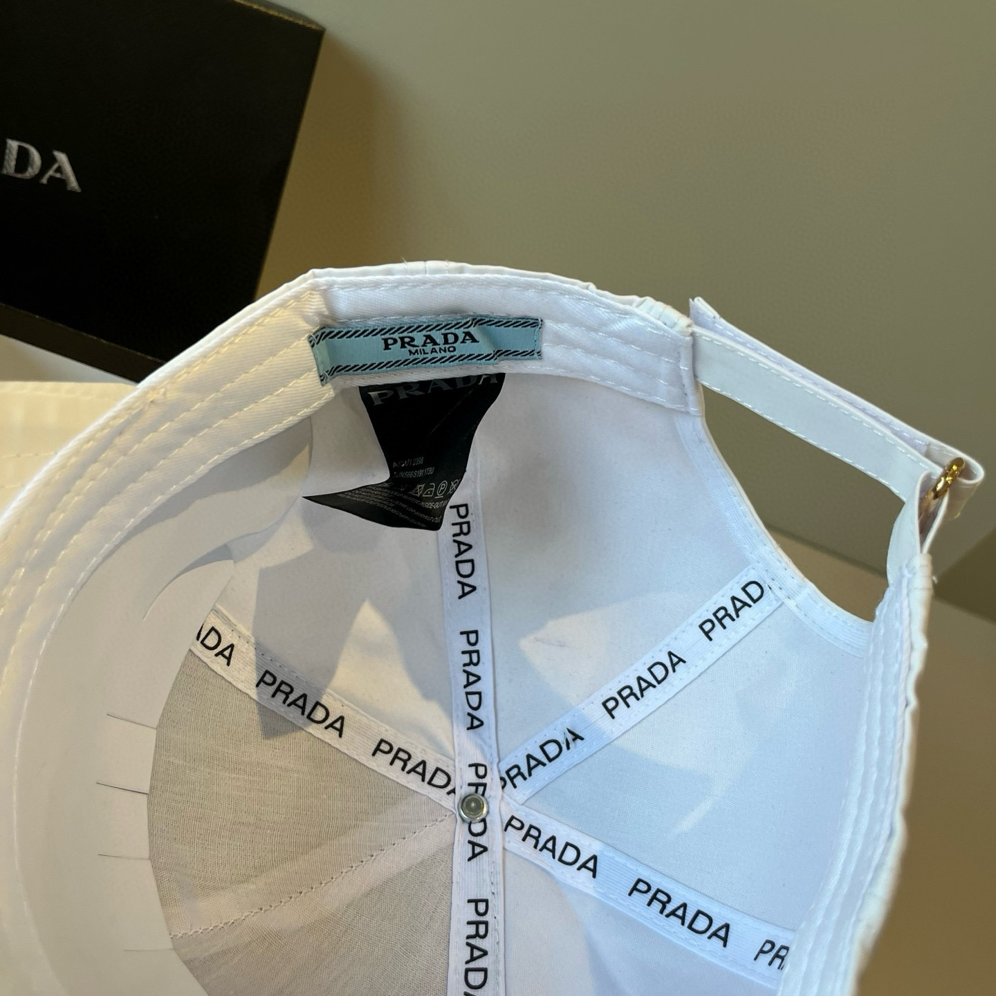 
普拉达 PRADA 新品经典棒球帽 代购版本！时尚潮流，高端做工！非一般的品质，细节看实拍哦