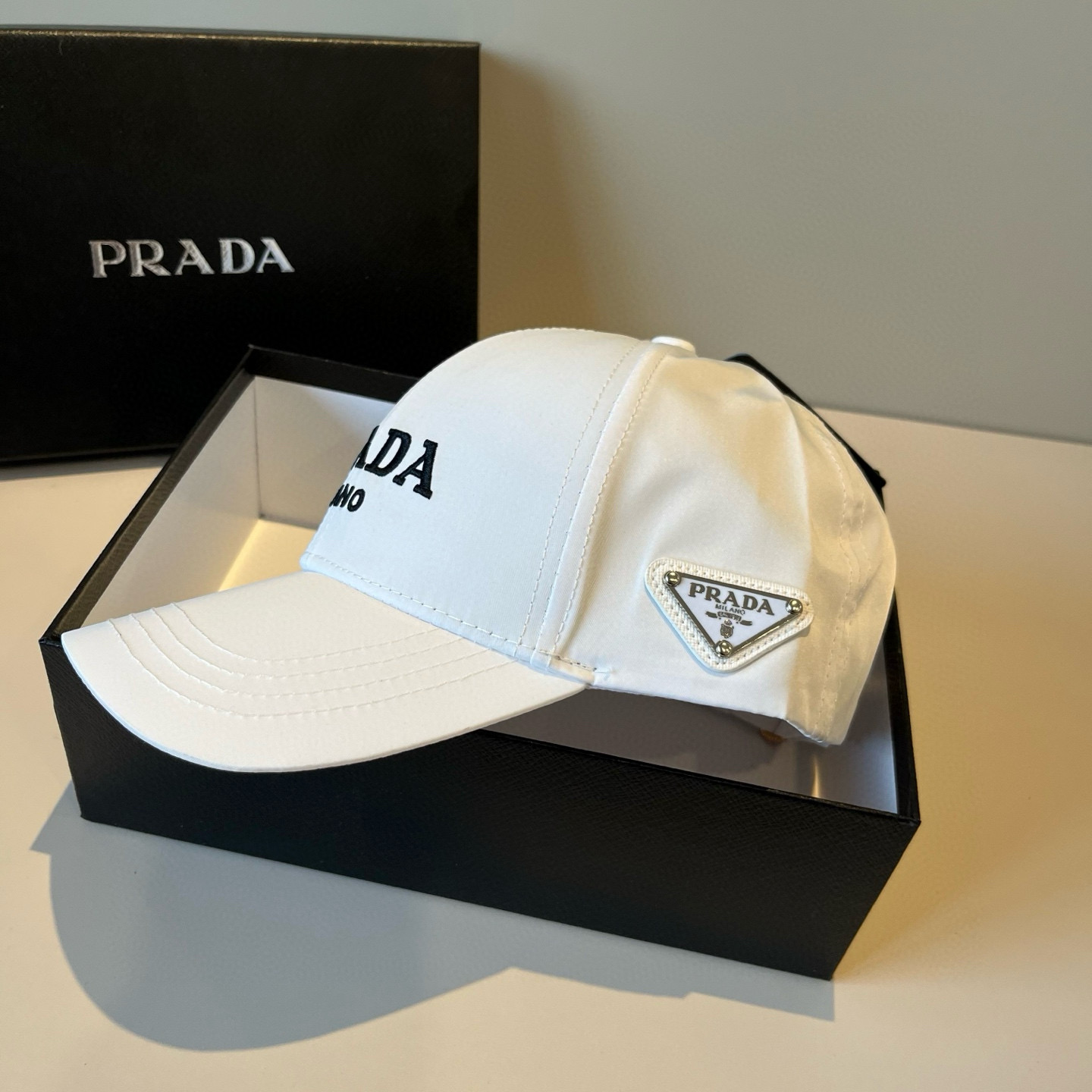 
普拉达 PRADA 新品经典棒球帽 代购版本！时尚潮流，高端做工！非一般的品质，细节看实拍哦