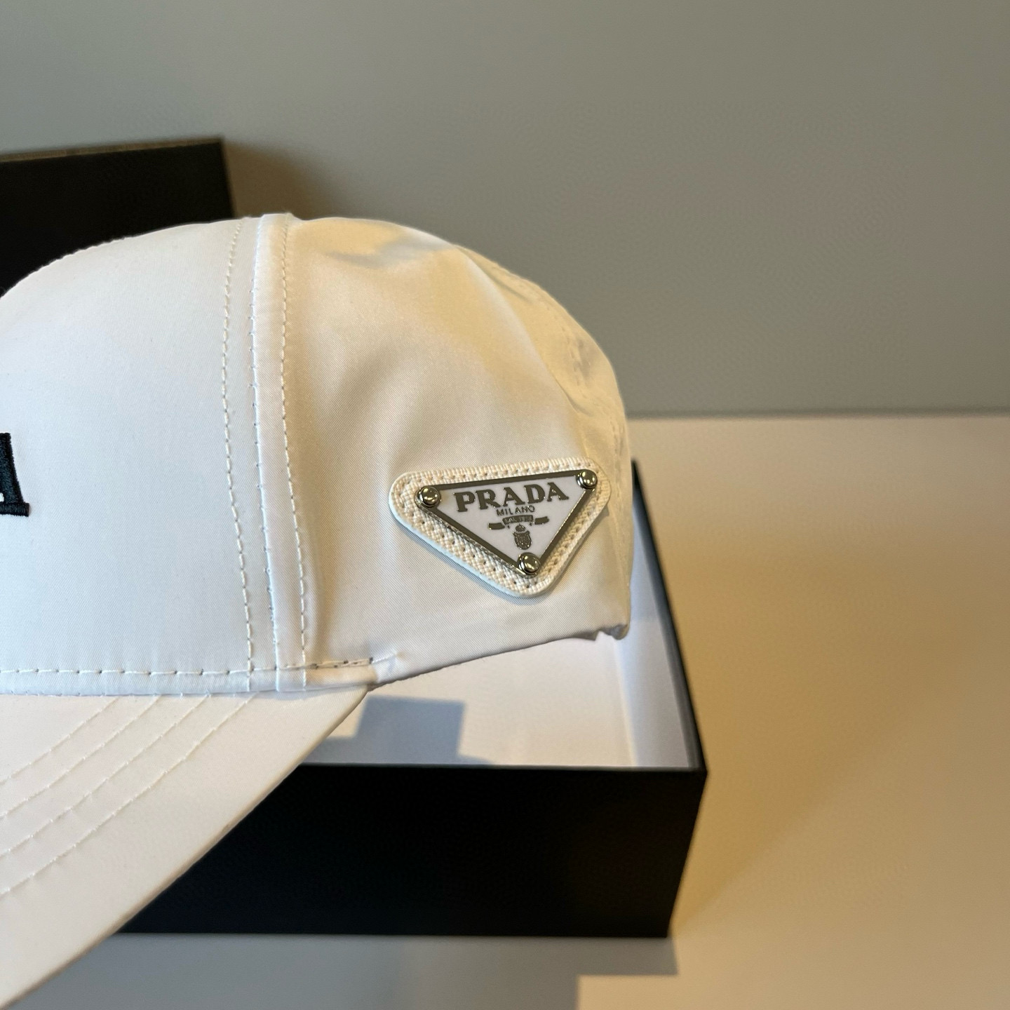 
普拉达 PRADA 新品经典棒球帽 代购版本！时尚潮流，高端做工！非一般的品质，细节看实拍哦