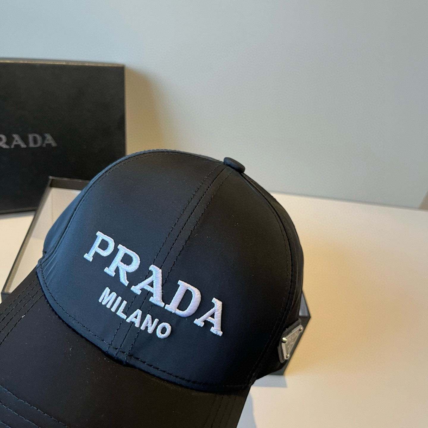 
普拉达 PRADA 新品经典棒球帽 代购版本！时尚潮流，高端做工！非一般的品质，细节看实拍哦