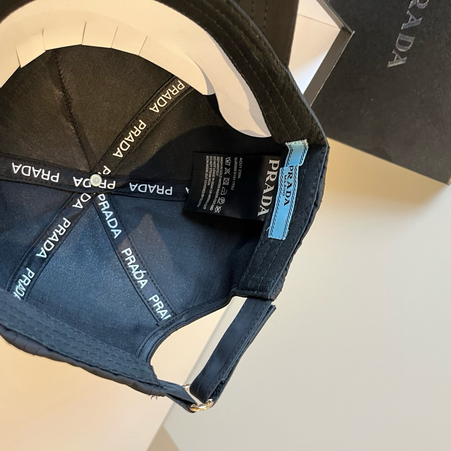 
普拉达 PRADA 新品经典棒球帽 代购版本！时尚潮流，高端做工！非一般的品质，细节看实拍哦