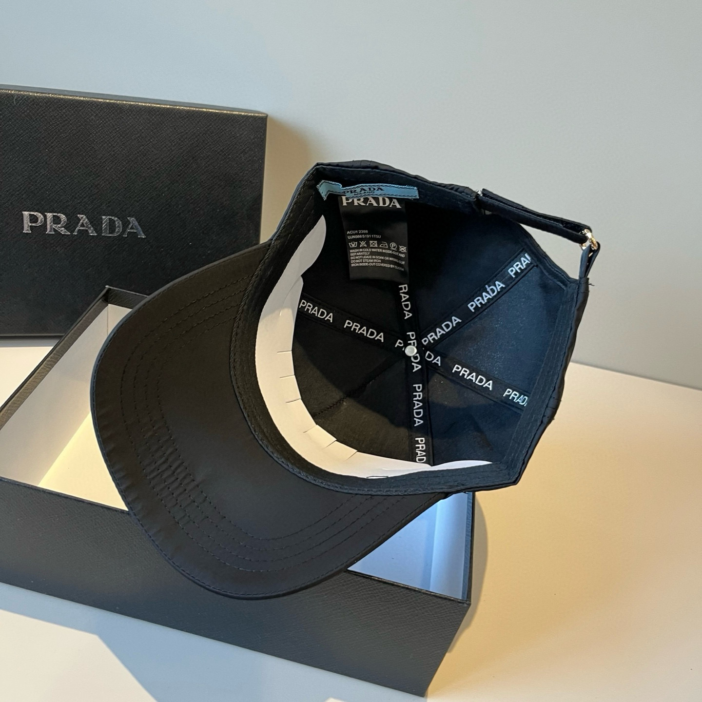 
普拉达 PRADA 新品经典棒球帽 代购版本！时尚潮流，高端做工！非一般的品质，细节看实拍哦