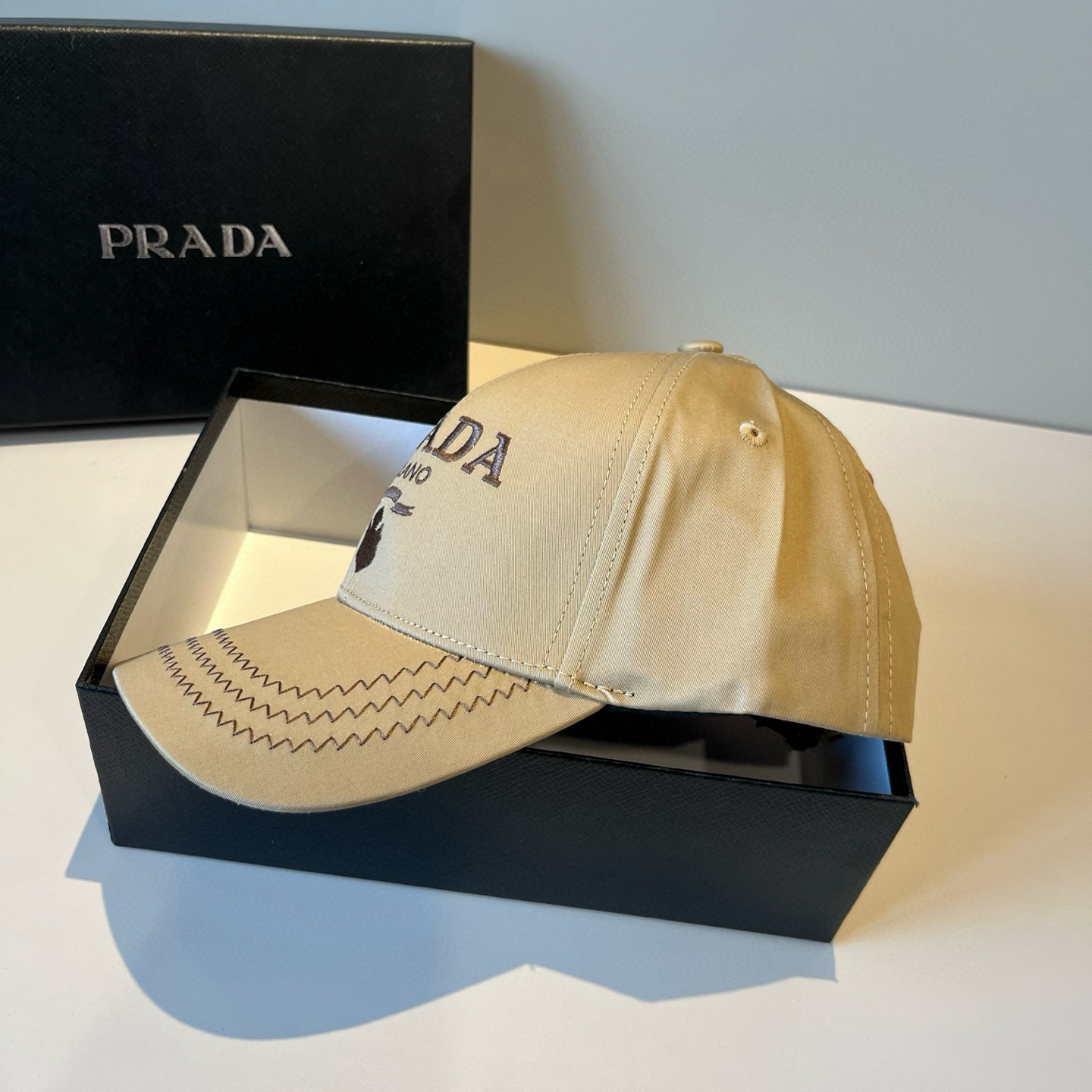 
普拉达 PRADA 新品经典棒球帽 代购版本！时尚潮流，高端做工！非一般的品质，细节看实拍哦