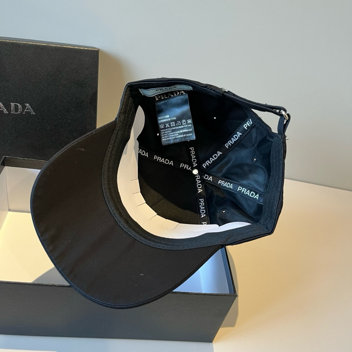 
普拉达 PRADA 新品经典棒球帽 代购版本！时尚潮流，高端做工！非一般的品质，细节看实拍哦