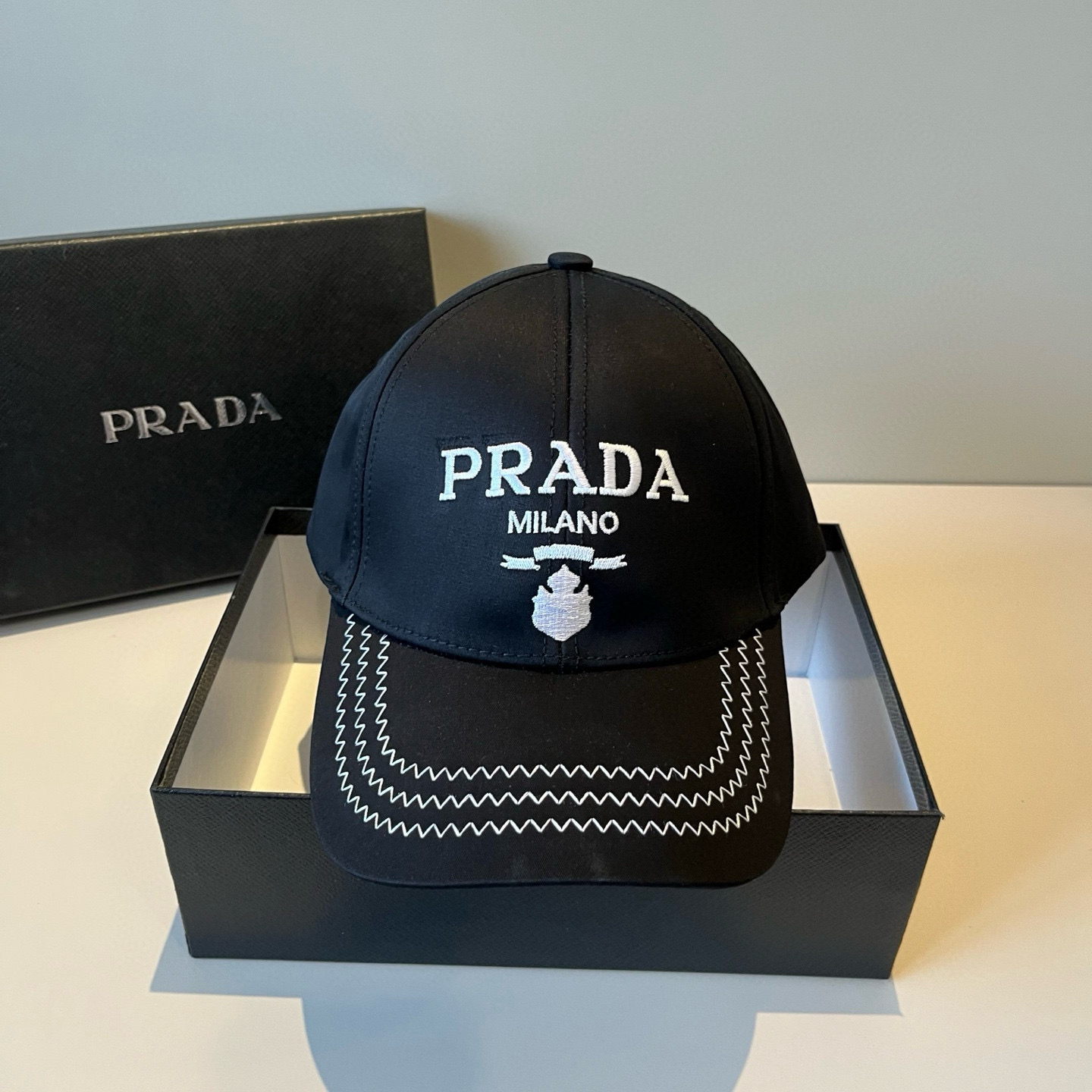 
普拉达 PRADA 新品经典棒球帽 代购版本！时尚潮流，高端做工！非一般的品质，细节看实拍哦