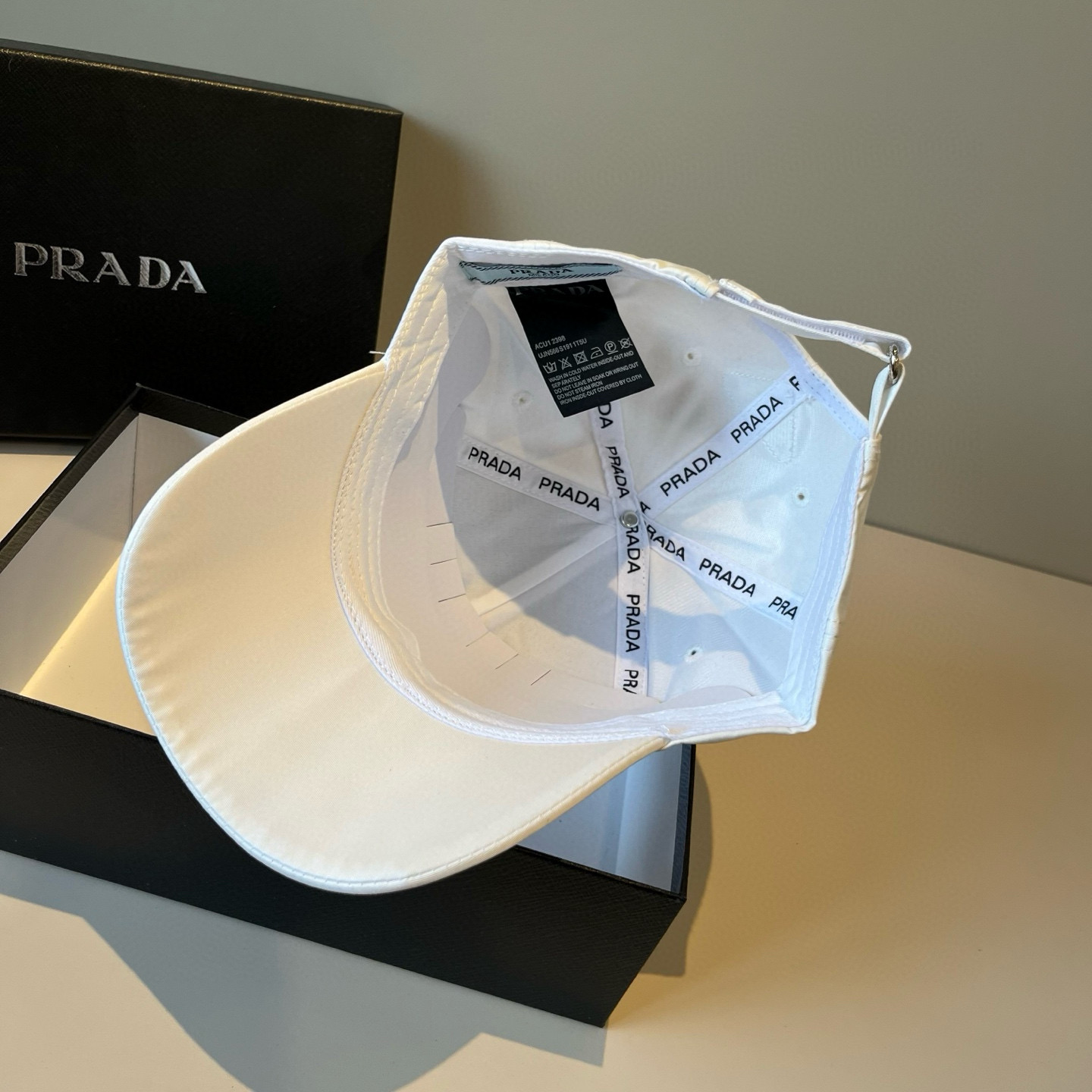 
普拉达 PRADA 新品经典棒球帽 代购版本！时尚潮流，高端做工！非一般的品质，细节看实拍哦