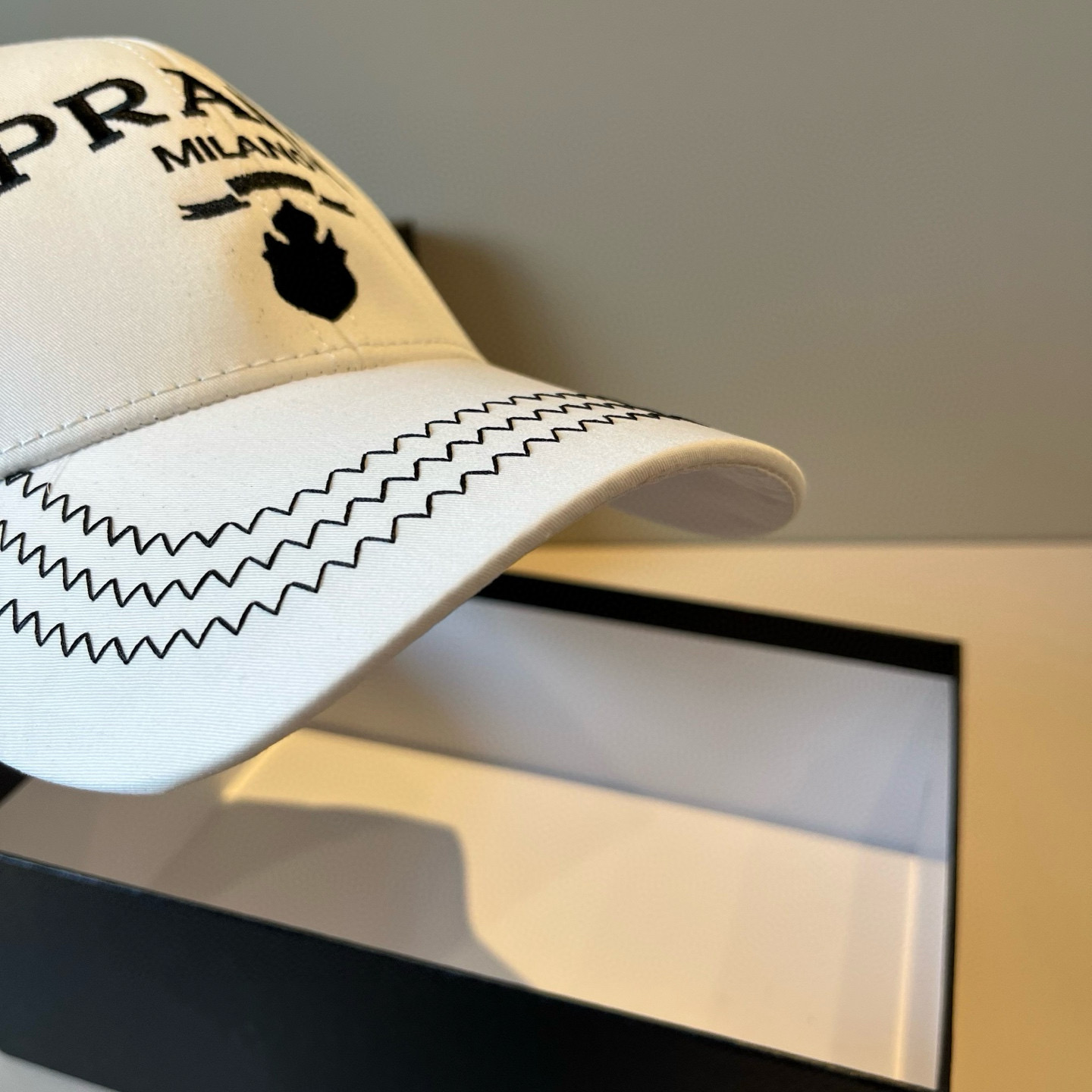 
普拉达 PRADA 新品经典棒球帽 代购版本！时尚潮流，高端做工！非一般的品质，细节看实拍哦