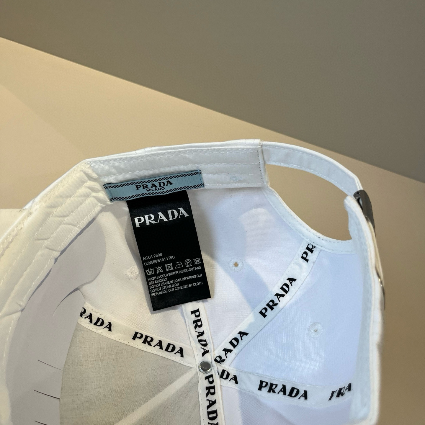 
普拉达 PRADA 新品经典棒球帽 代购版本！时尚潮流，高端做工！非一般的品质，细节看实拍哦