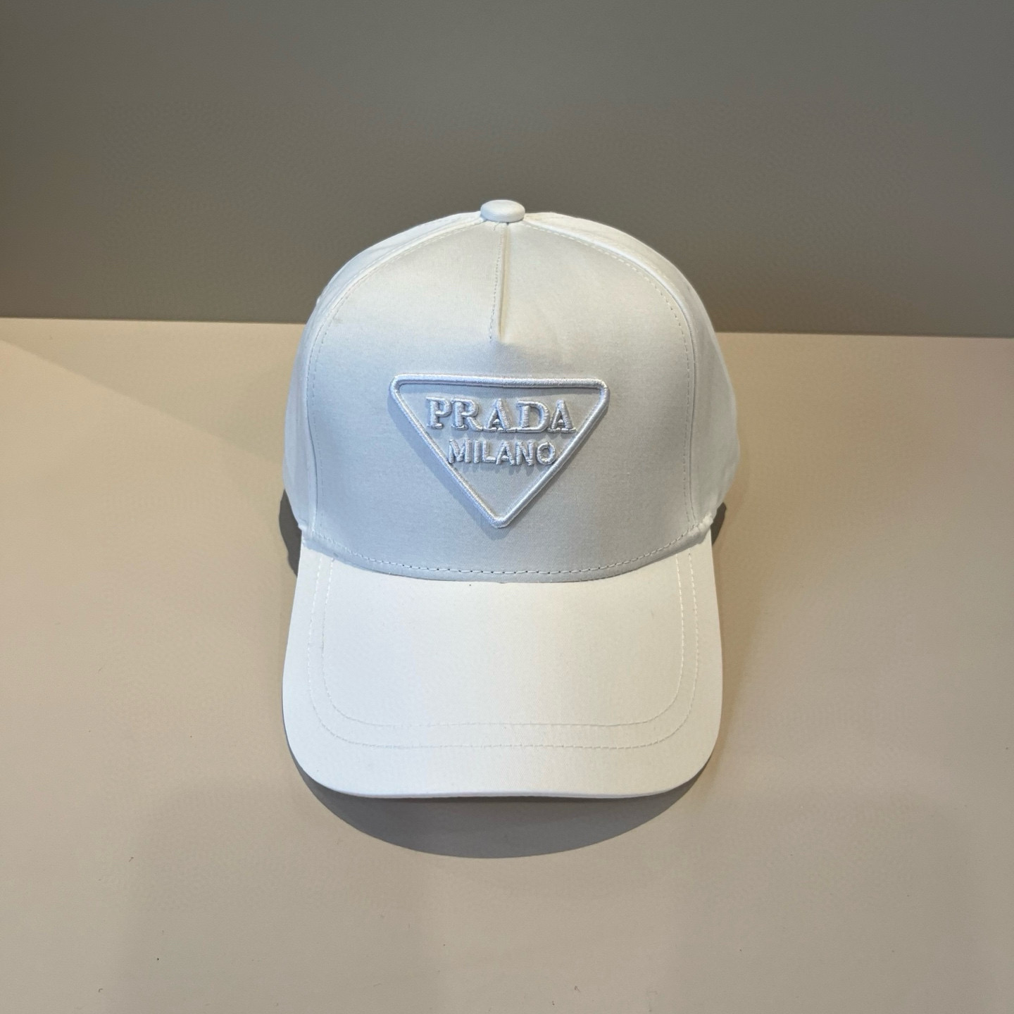 
普拉达 PRADA 新品经典棒球帽 代购版本！时尚潮流，高端做工！非一般的品质，细节看实拍哦