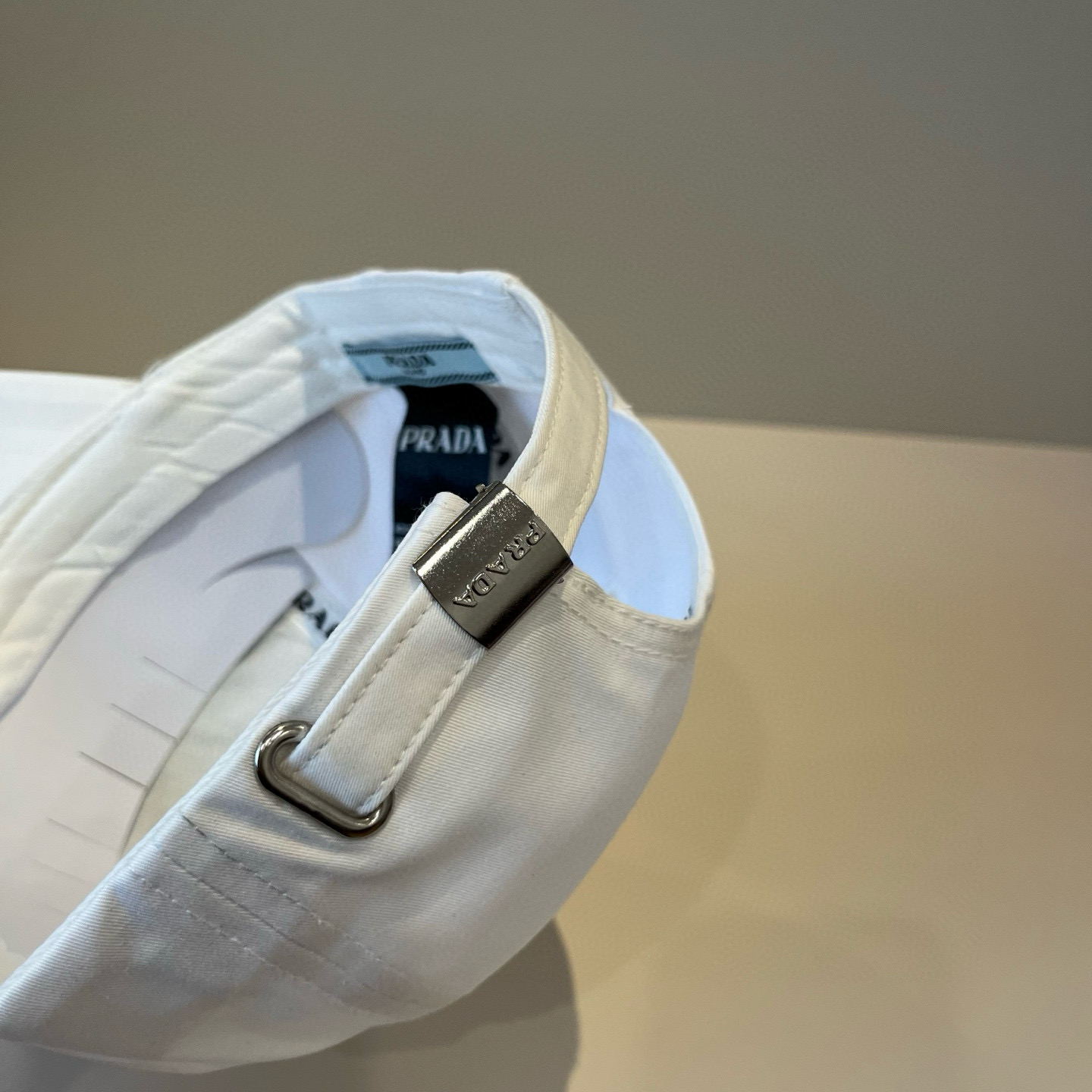 
普拉达 PRADA 新品经典棒球帽 代购版本！时尚潮流，高端做工！非一般的品质，细节看实拍哦