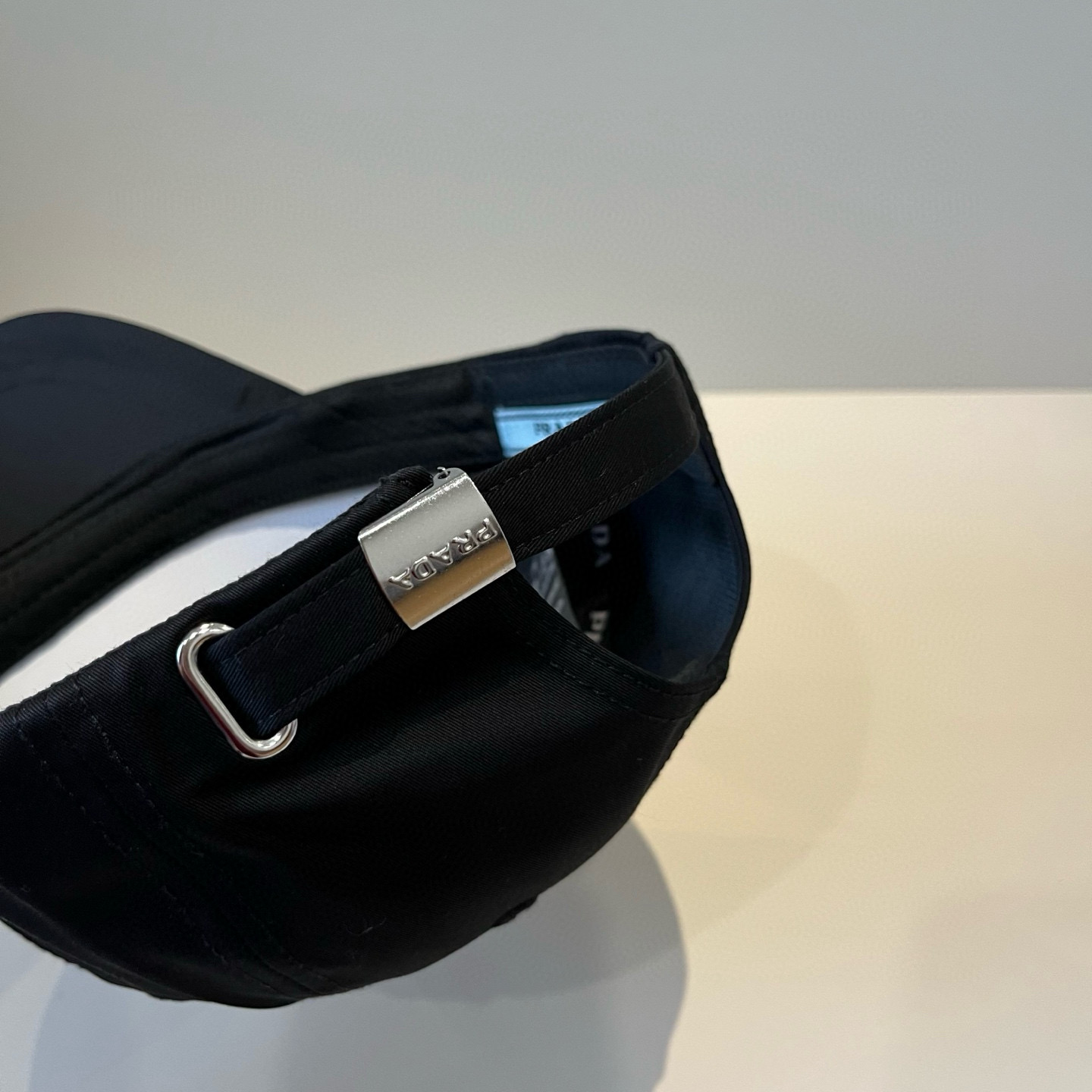 
普拉达 PRADA 新品经典棒球帽 代购版本！时尚潮流，高端做工！非一般的品质，细节看实拍哦