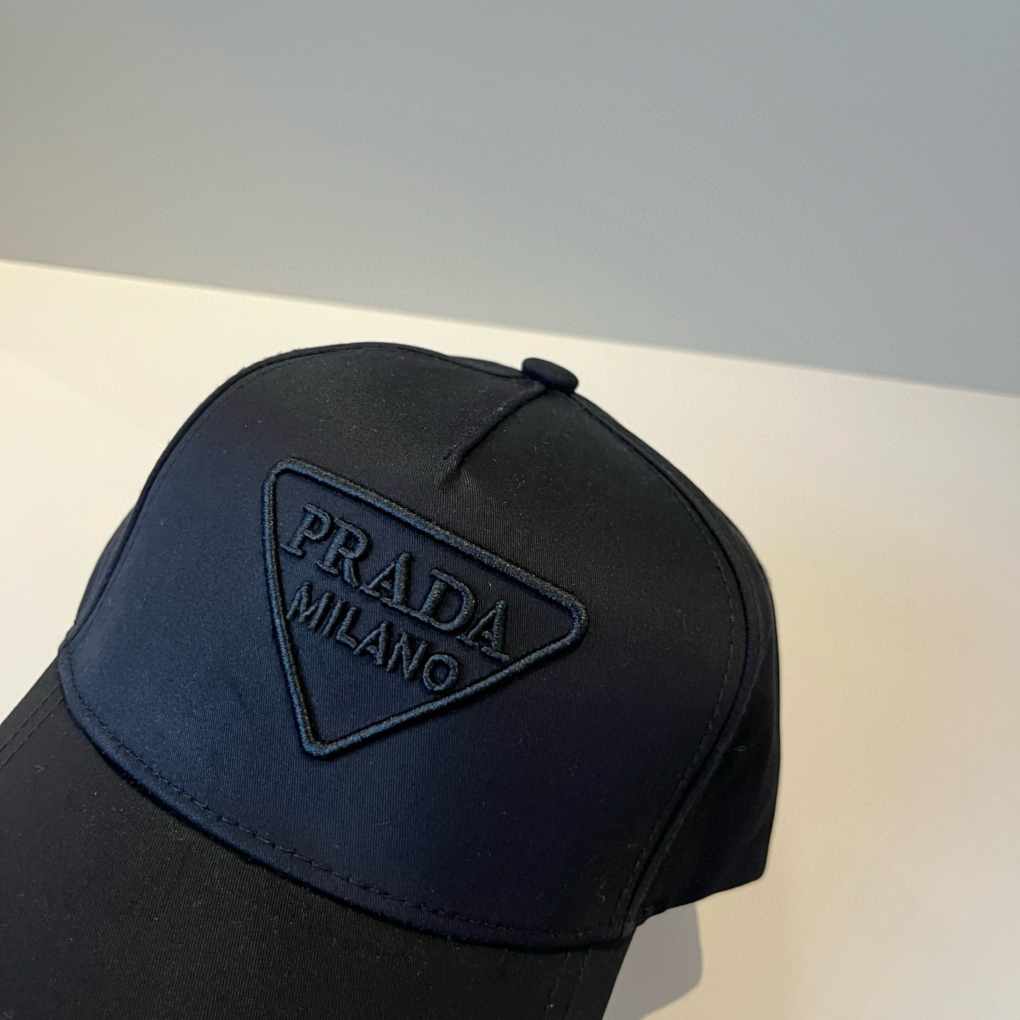 
普拉达 PRADA 新品经典棒球帽 代购版本！时尚潮流，高端做工！非一般的品质，细节看实拍哦