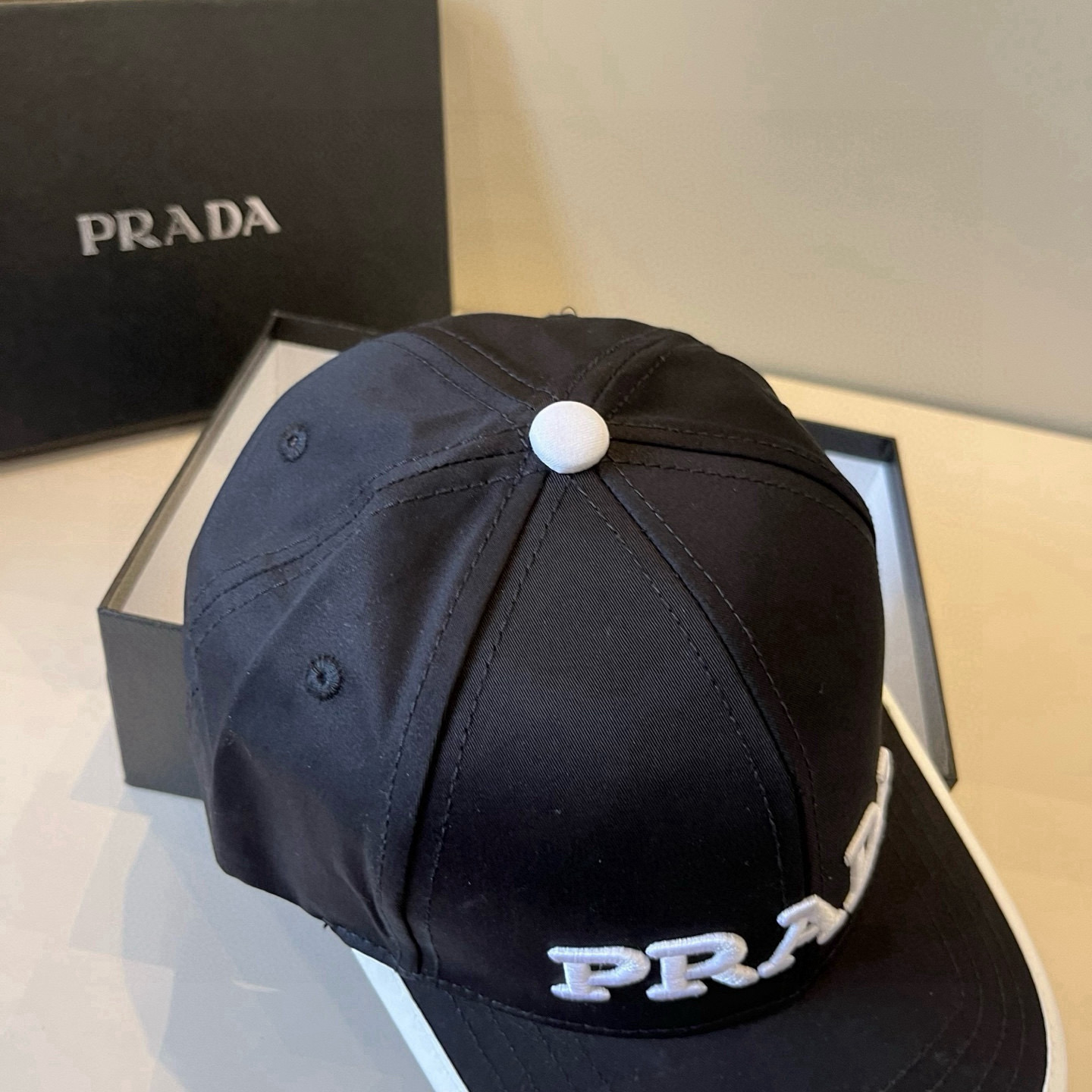 
普拉达 PRADA 新品经典棒球帽 代购版本！时尚潮流，高端做工！非一般的品质，细节看实拍哦