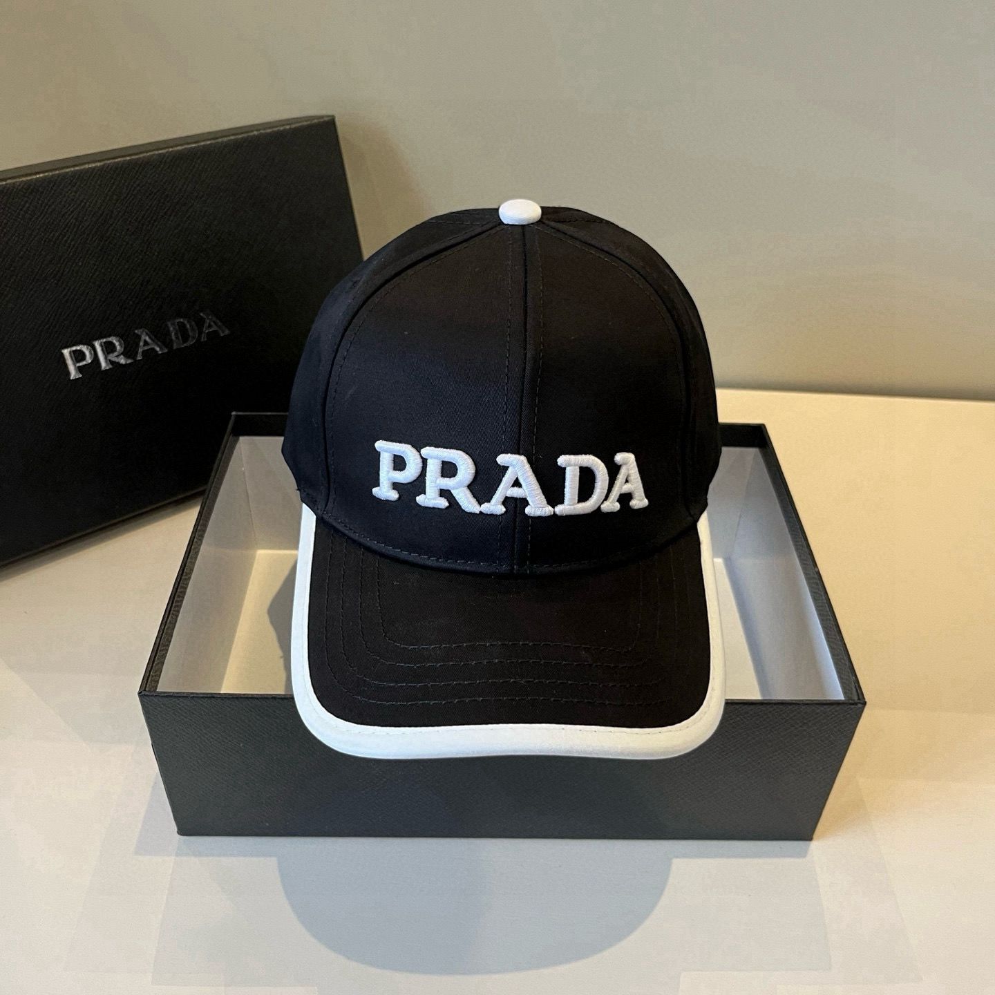 
普拉达 PRADA 新品经典棒球帽 代购版本！时尚潮流，高端做工！非一般的品质，细节看实拍哦
