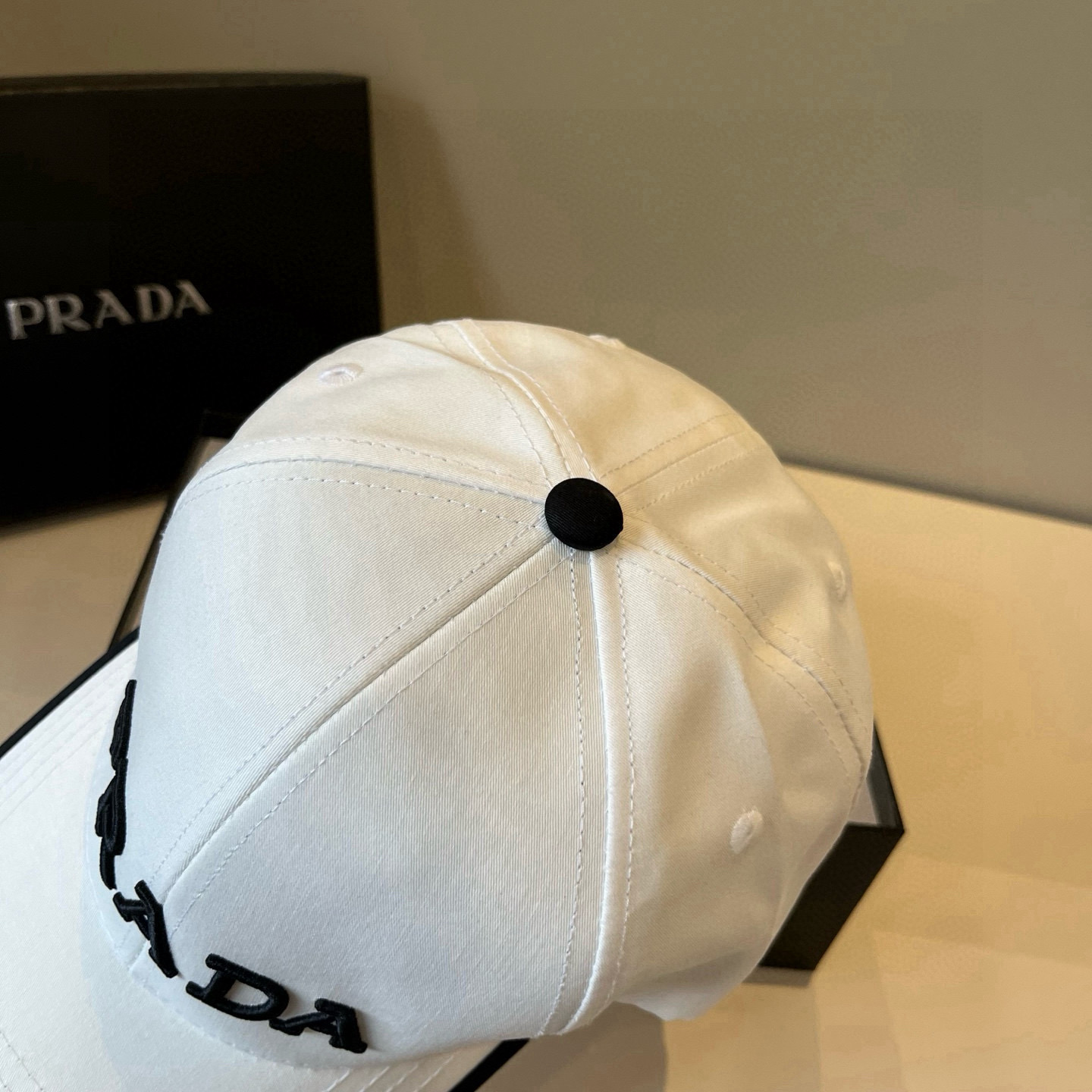 
普拉达 PRADA 新品经典棒球帽 代购版本！时尚潮流，高端做工！非一般的品质，细节看实拍哦