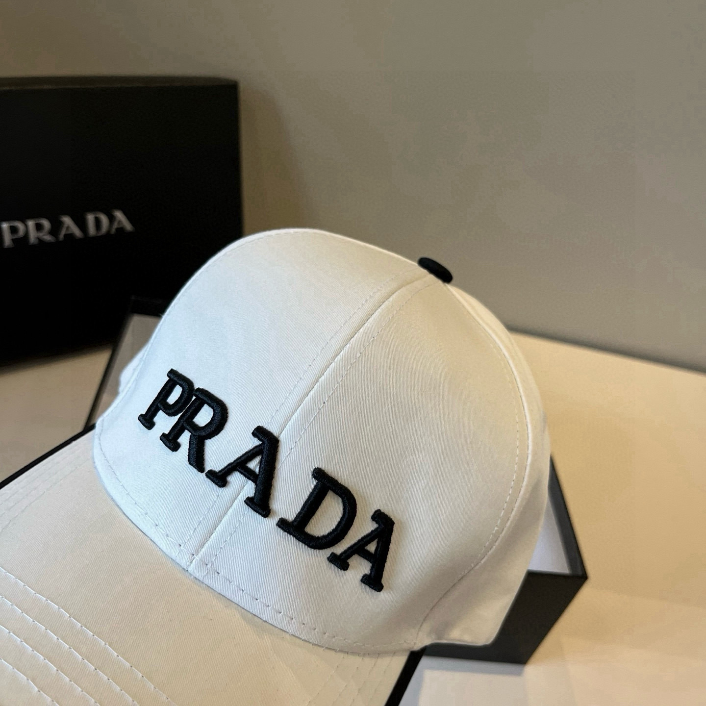 
普拉达 PRADA 新品经典棒球帽 代购版本！时尚潮流，高端做工！非一般的品质，细节看实拍哦