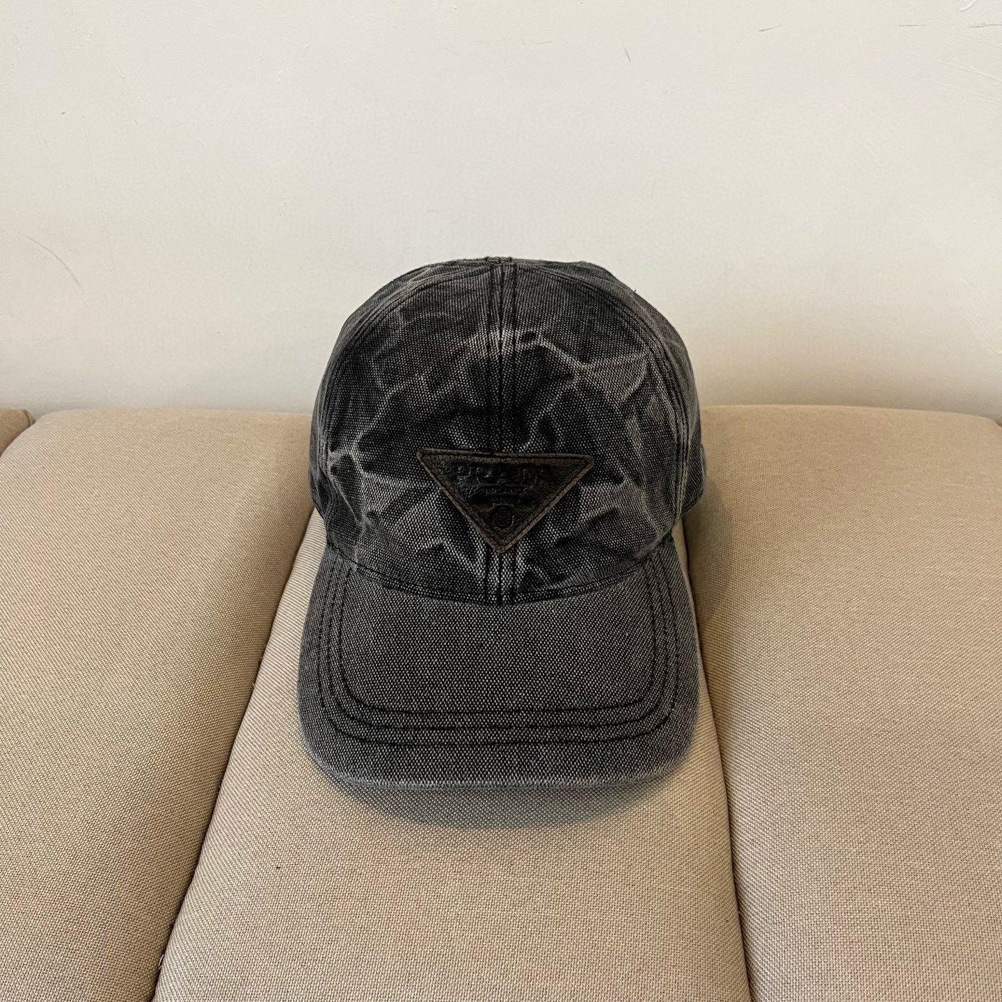 NO:348633,Prada PRADA new classic baseball cap purchase version!  Fashion trend, high-end workmanship!  Extraordinary quality, look at the details of the real shot, hat, straw hat, fisherman hat, baseball hat, hat, prada, prada, espadrilles, hats普拉达 PRADA 新品经典棒球帽 代购版本！时尚潮流,高端做工！非一般的品质,细节看实拍哦帽子草帽渔夫帽棒球帽,帽子,prada,prada,espadrilles,hats,hat
