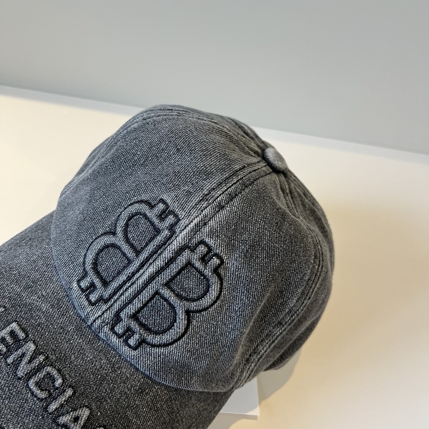  BALENCIAGA巴黎世家新款logo棒球帽，很酷的色系，男女佩戴都有不同style，第一批抢先出货