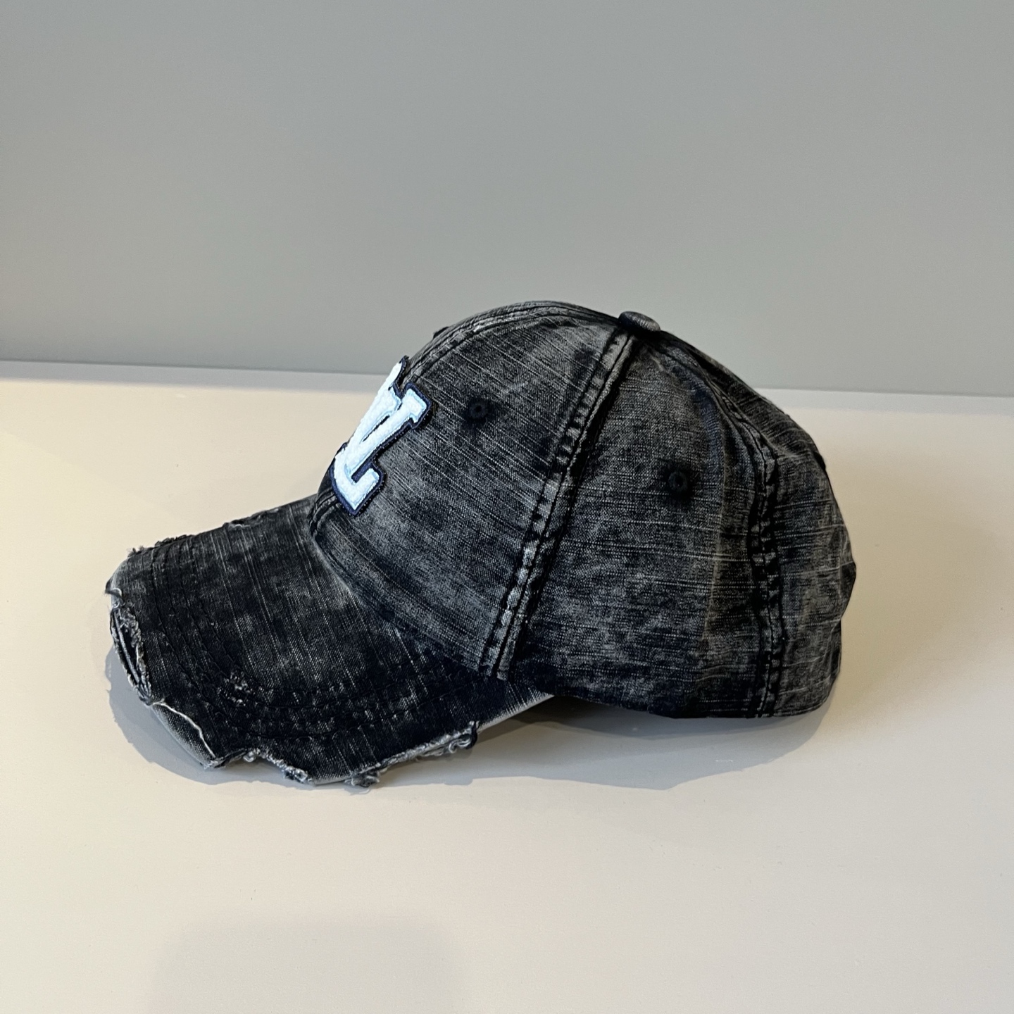 🧢路易威登棒球帽 LouisVuitton😍新款LV棒球帽，重工打造♥️高端大气，百搭款🤗男女通用！跑量