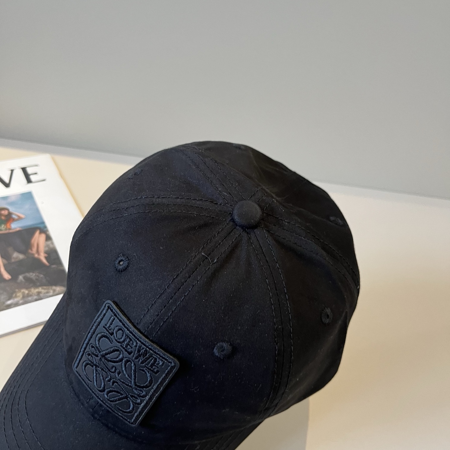 
罗意威 LOEWE新款原版原标设计，质感超好，外部线条定位标准，做工精细，简约大气低价走量！