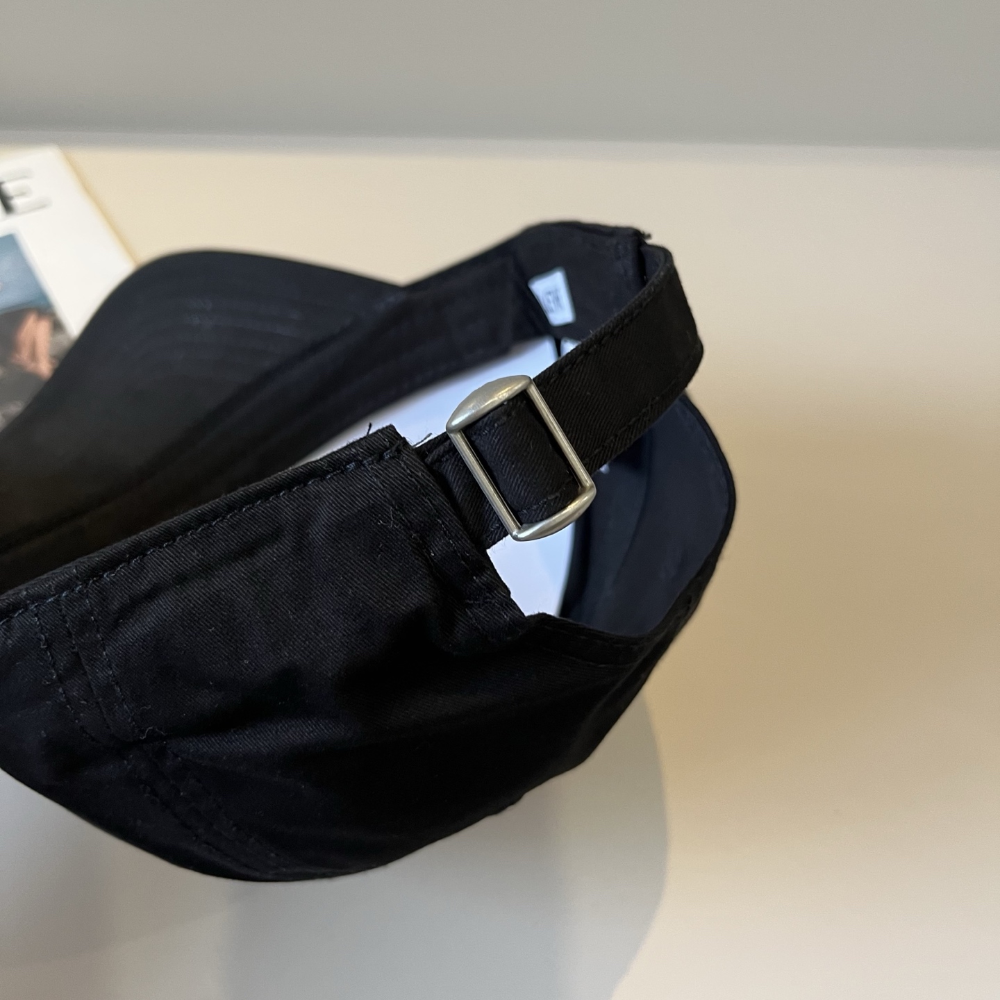 
罗意威 LOEWE新款原版原标设计，质感超好，外部线条定位标准，做工精细，简约大气低价走量！