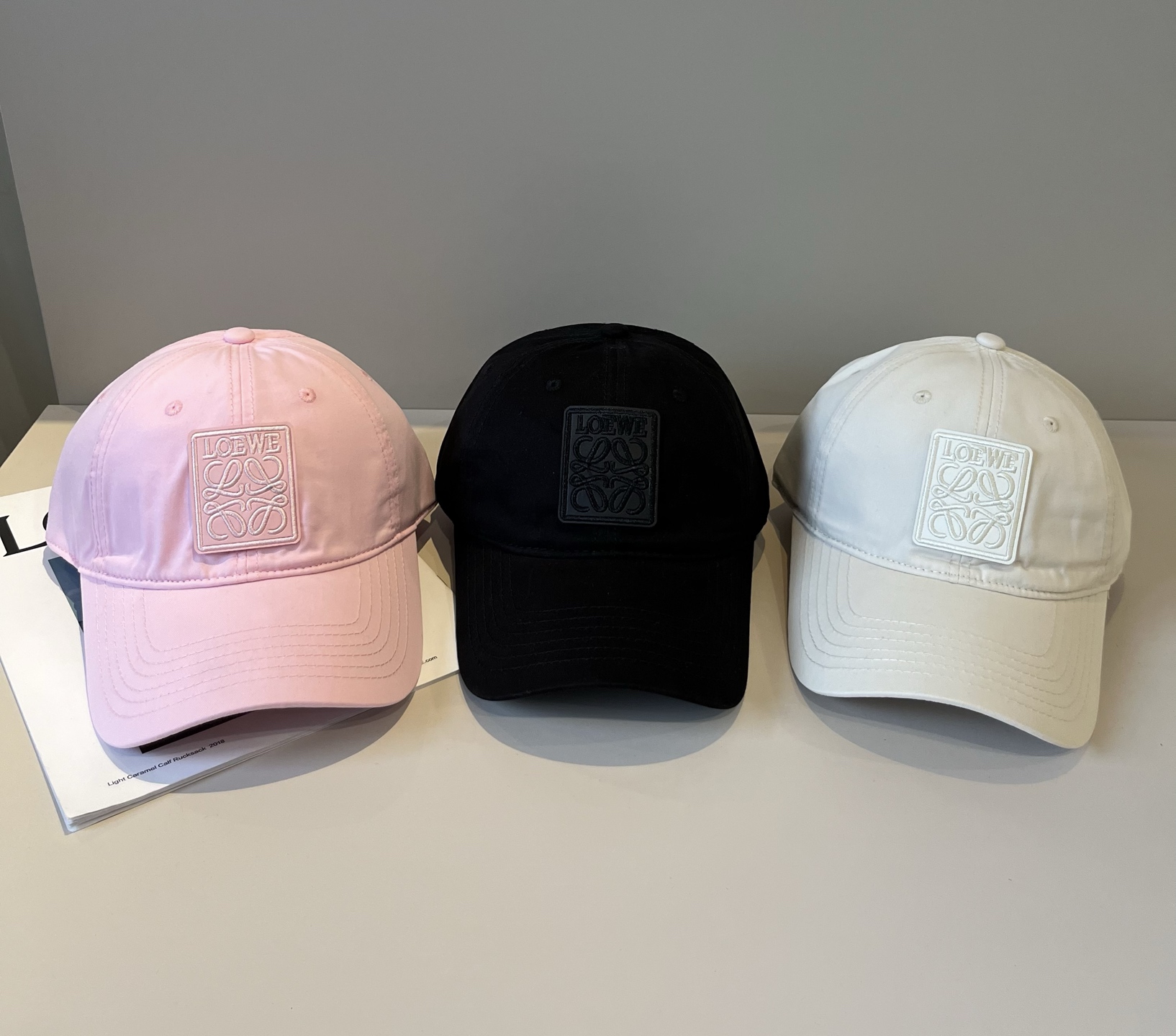 
罗意威 LOEWE新款原版原标设计，质感超好，外部线条定位标准，做工精细，简约大气低价走量！