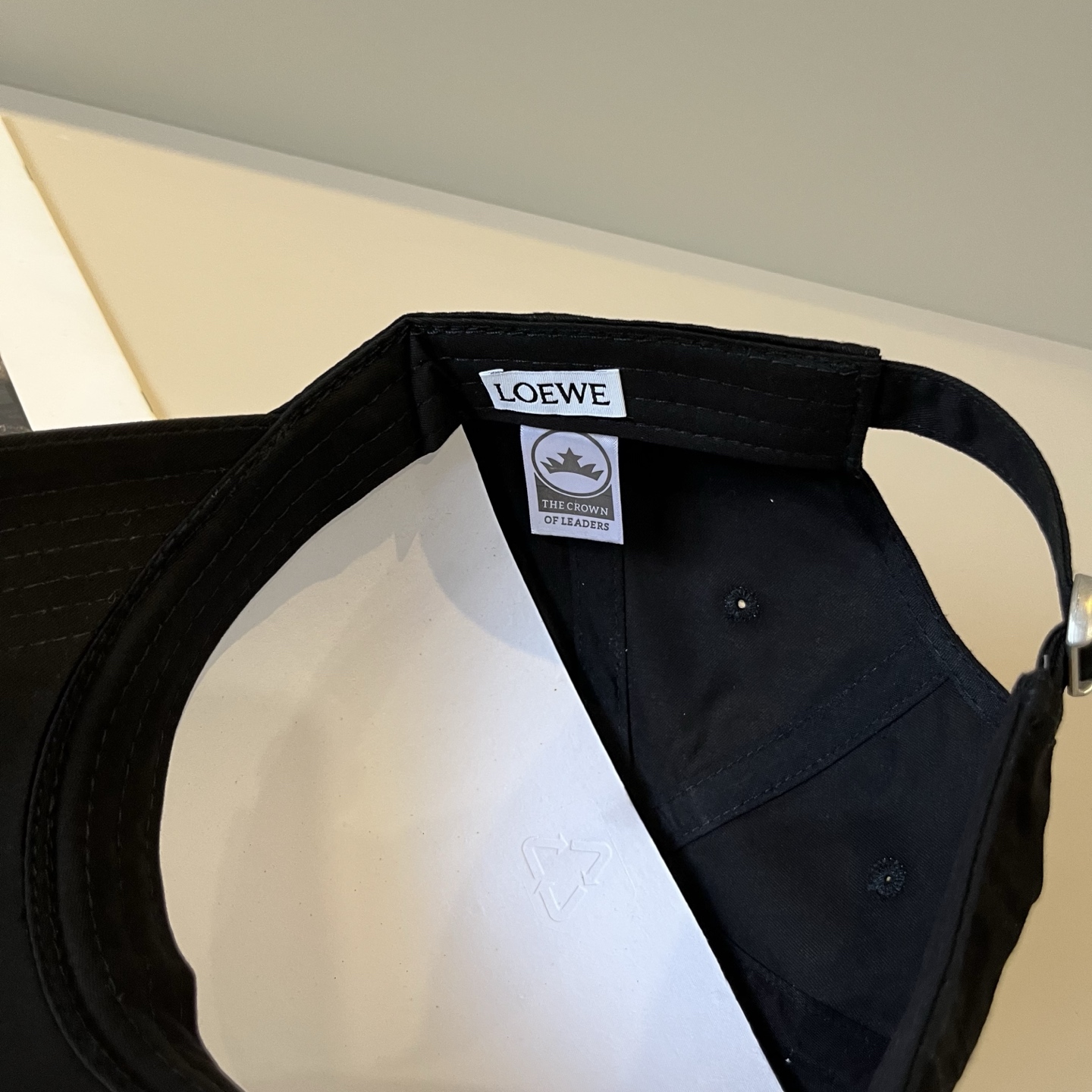 
罗意威 LOEWE新款原版原标设计，质感超好，外部线条定位标准，做工精细，简约大气低价走量！