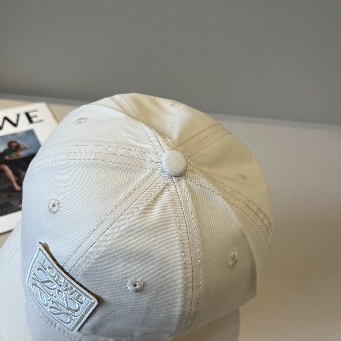 
罗意威 LOEWE新款原版原标设计，质感超好，外部线条定位标准，做工精细，简约大气低价走量！