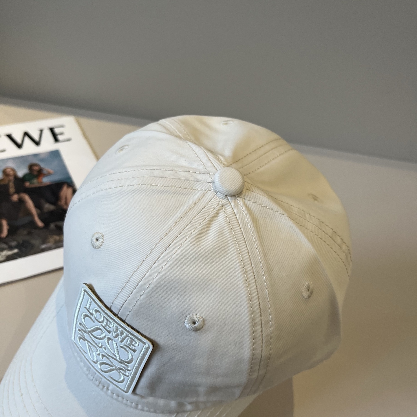 
罗意威 LOEWE新款原版原标设计，质感超好，外部线条定位标准，做工精细，简约大气低价走量！