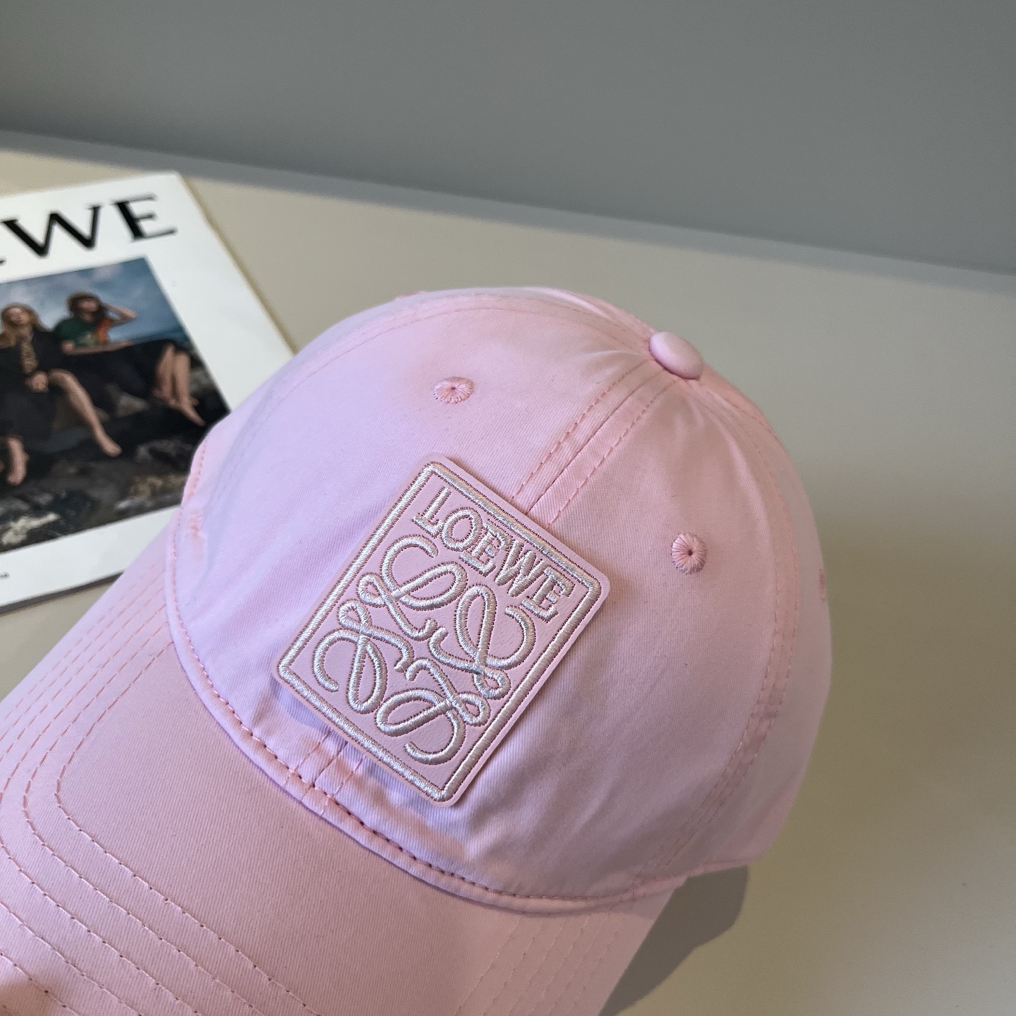 
罗意威 LOEWE新款原版原标设计，质感超好，外部线条定位标准，做工精细，简约大气低价走量！