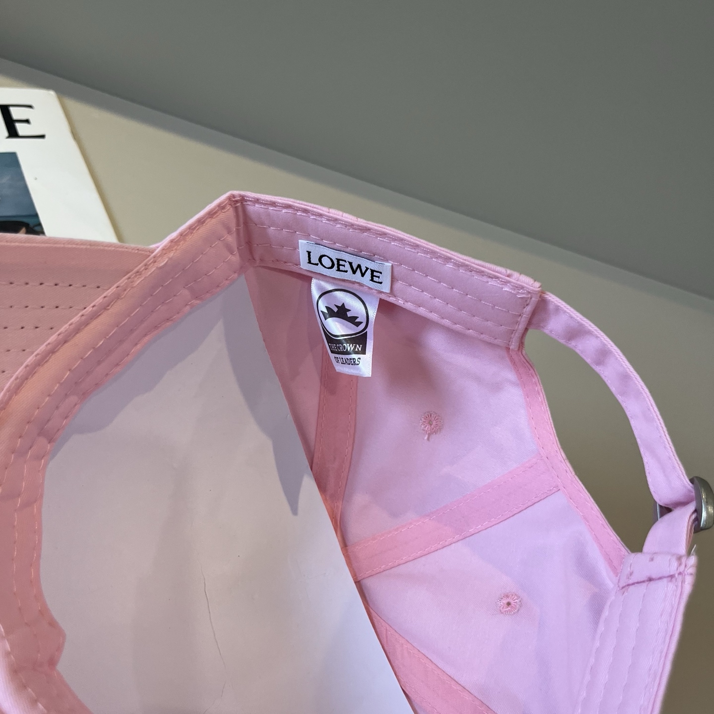 
罗意威 LOEWE新款原版原标设计，质感超好，外部线条定位标准，做工精细，简约大气低价走量！