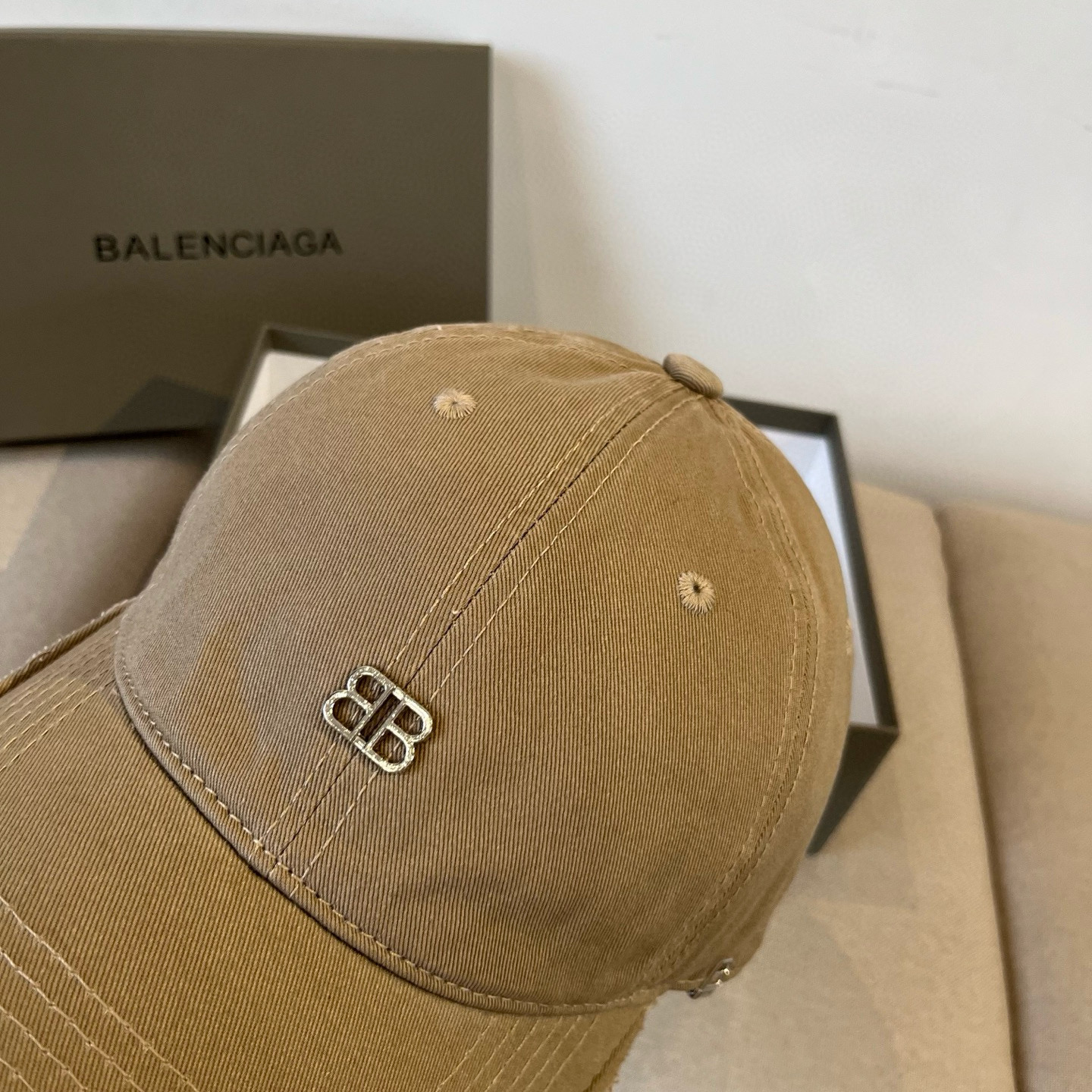  BALENCIAGA巴黎世家新款logo棒球帽，很酷的色系，男女佩戴都有不同style，第一批抢先出货