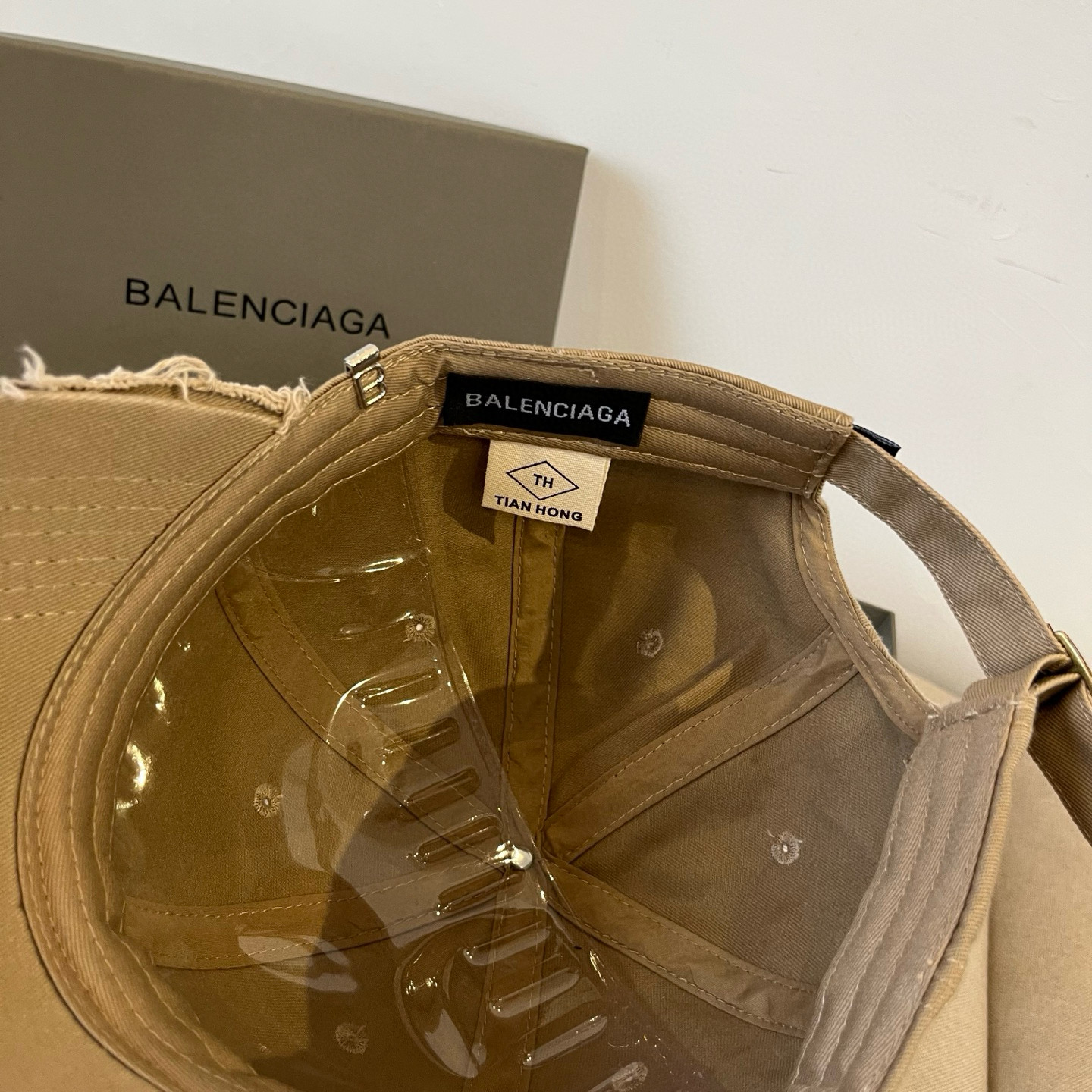  BALENCIAGA巴黎世家新款logo棒球帽，很酷的色系，男女佩戴都有不同style，第一批抢先出货